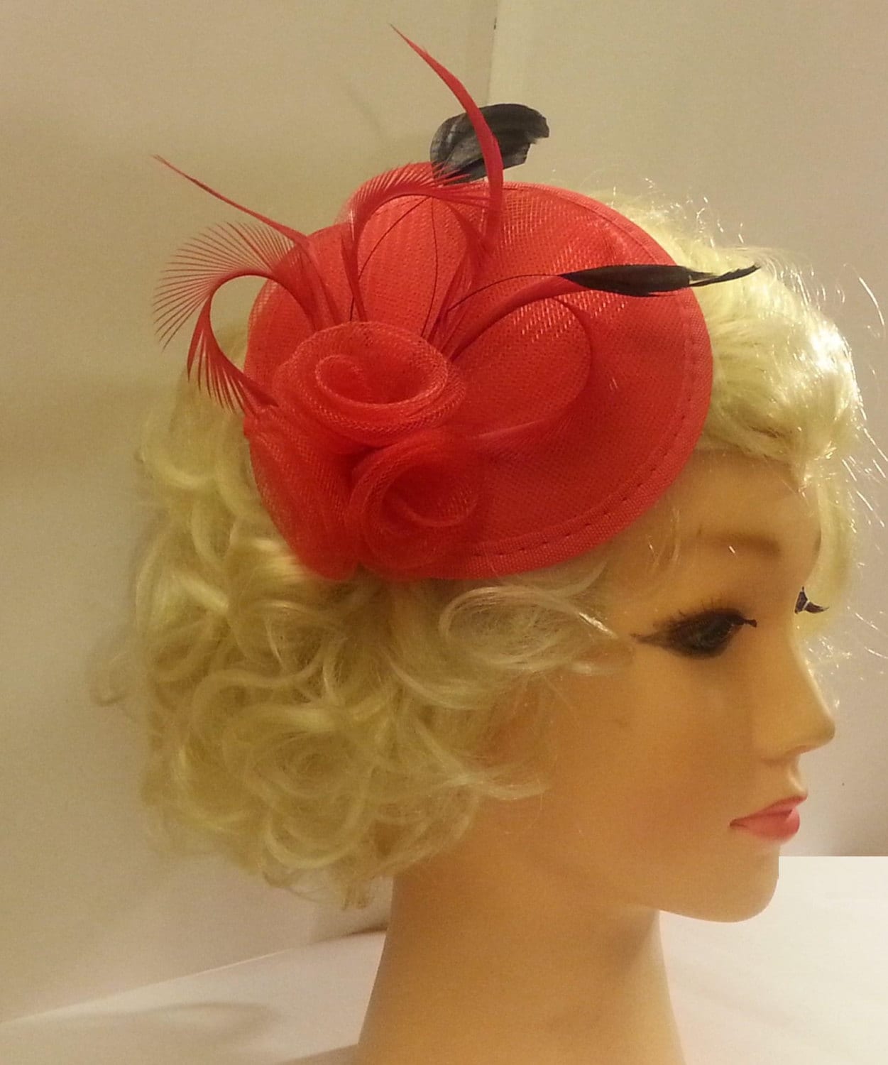 Fascinator, Cappello con piume, Cappello anni '40 e '50, Cappello rosso, Fascinator da corsa, Cappello da cocktail, Cappello da ballo, Cappello Ascot rosso, Fascinator con piume rosse