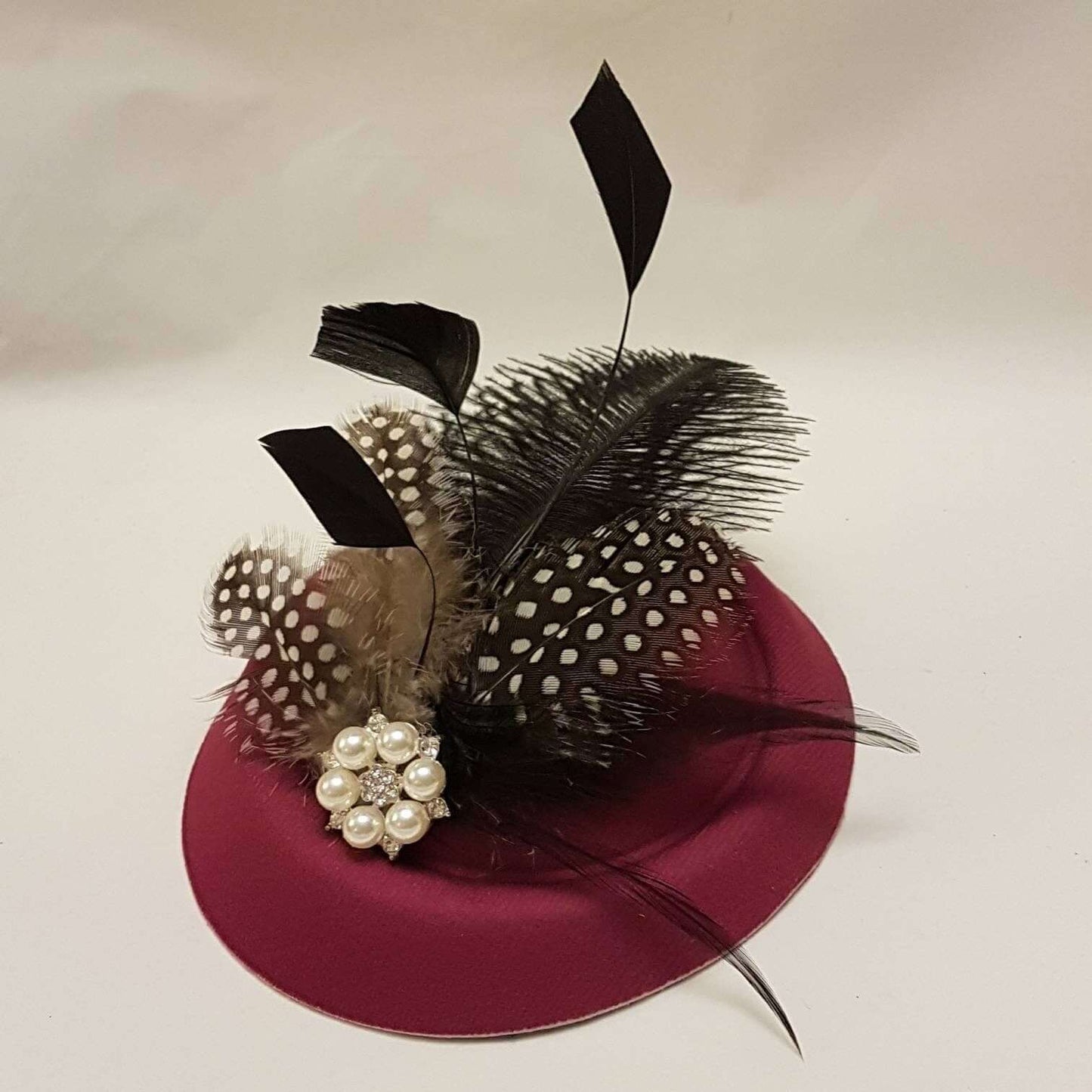 MAGENTA HAT FASCINATOR, 40s50s Pink Hat fascinator #Pink hat fascinator, Ostritch,Spotty Guinea Feather hat Race,Cocktail,Ladies ,Ascot hat