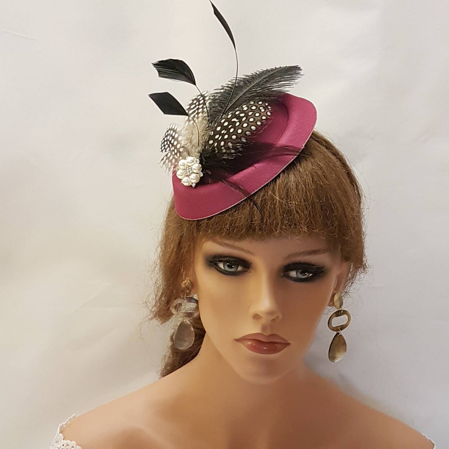 MAGENTA HAT FASCINATOR, 40s50s Pink Hat fascinator #Pink hat fascinator, Ostritch,Spotty Guinea Feather hat Race,Cocktail,Ladies ,Ascot hat