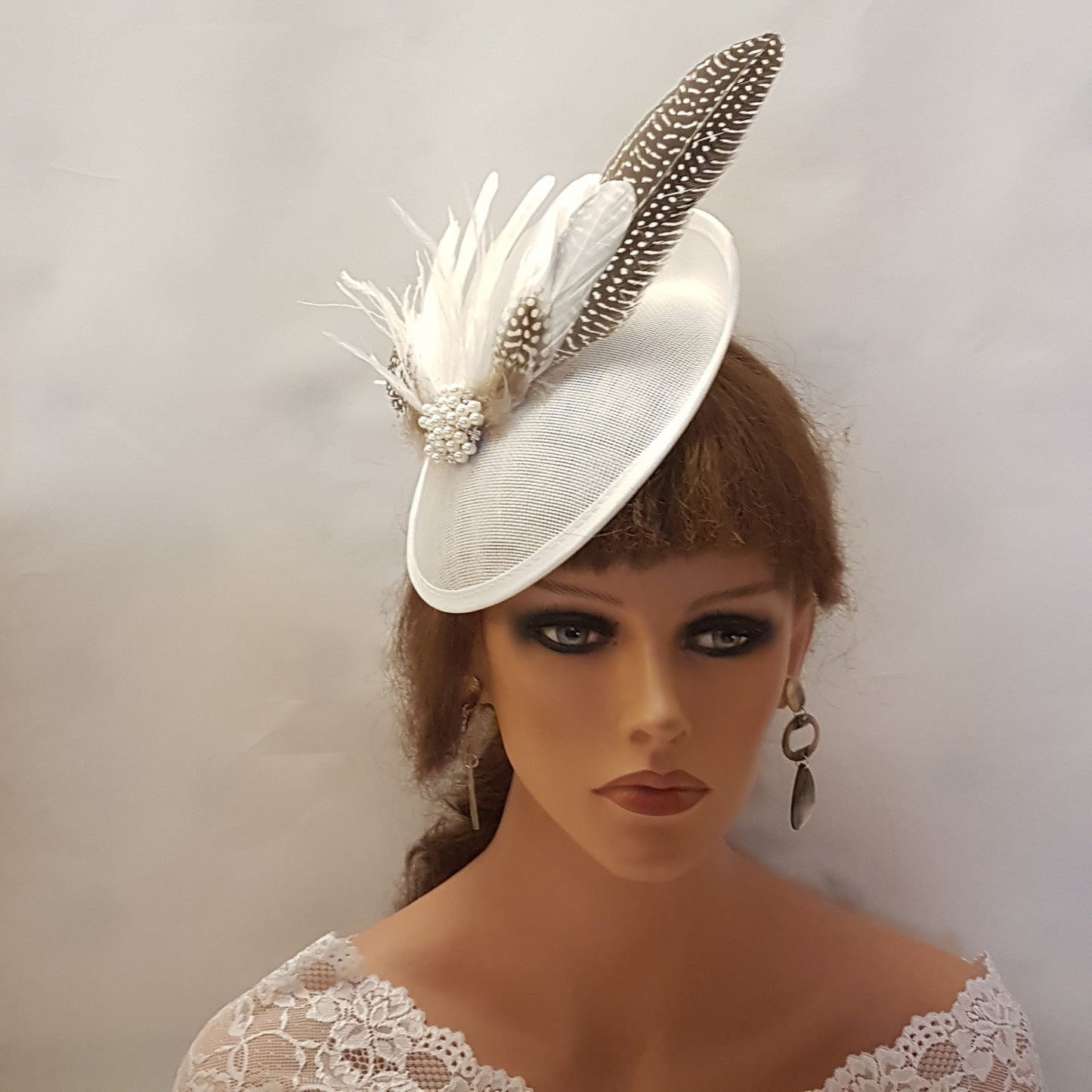 WHITE HAT FASCINATOR Feather Hat Fascinator Race Cocktail hat Ascot party Wedding Hatinator Bridal headpiece sparkly jewelled hatinator