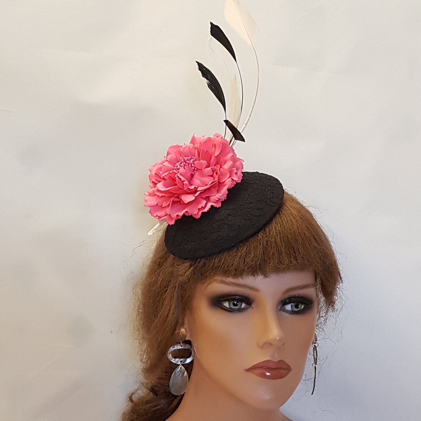 CAPPELLO NERO Fascinator Cappello in pizzo nero con fiore rosa acceso Cappello con piume nere e bianche Cerimonia nuziale Hatinator Cocktail Ascot Cappello nero