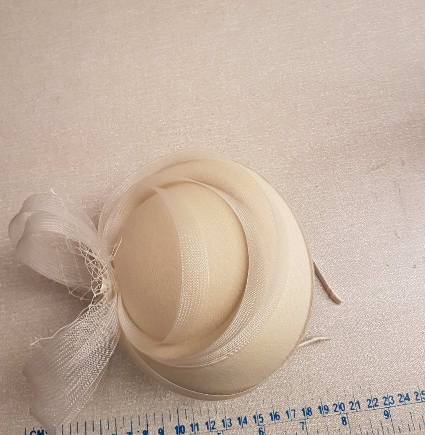 White fascinator hat with crinoline bows, French net detail, vintage 40s 50s design, bridal wedding headpiece.