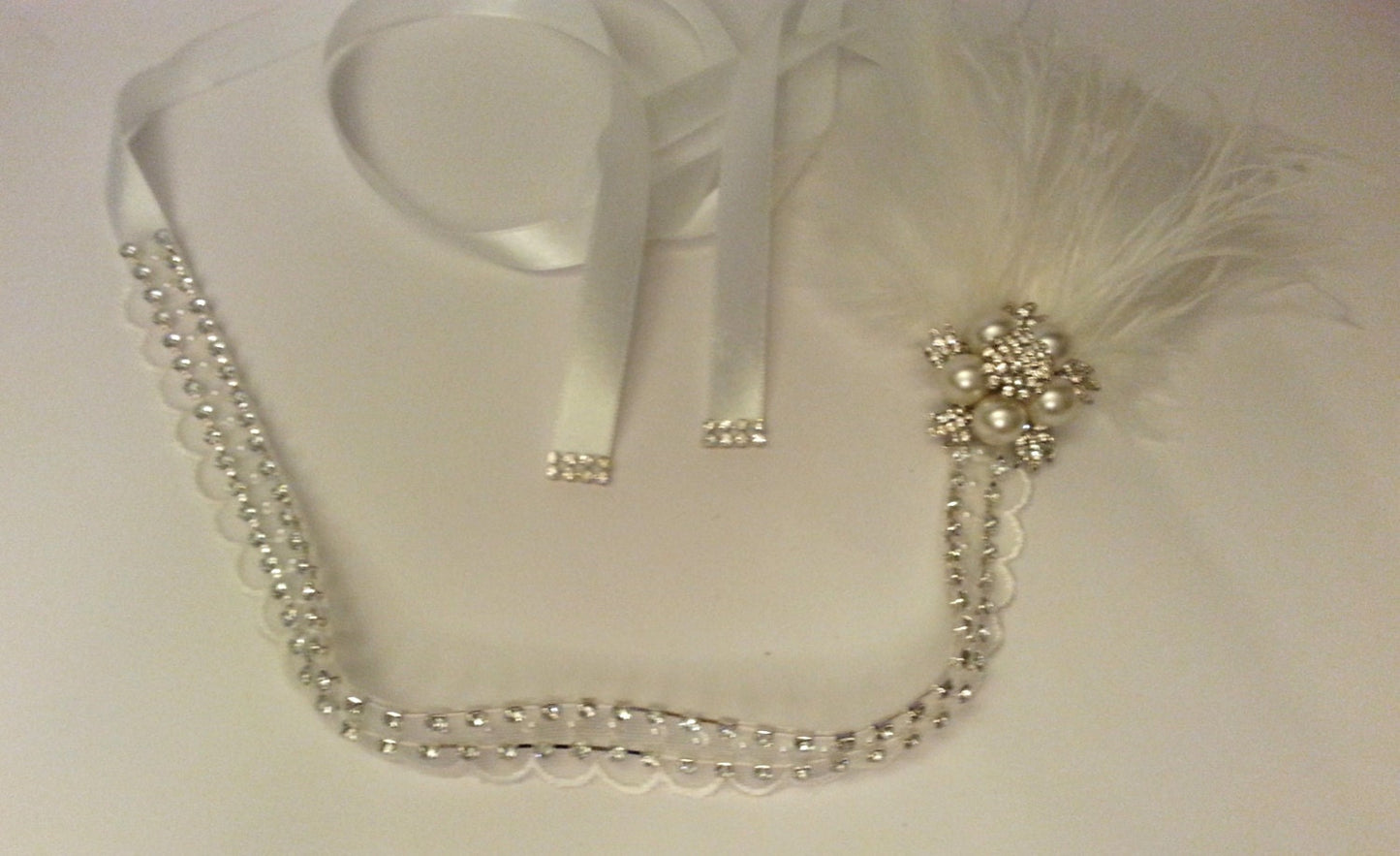 Cerchietto flapper Gatsby boho anni '20-'40, copricapo da sposa bianco o avorio con pizzo di perline di cristallo e frange di struzzo.