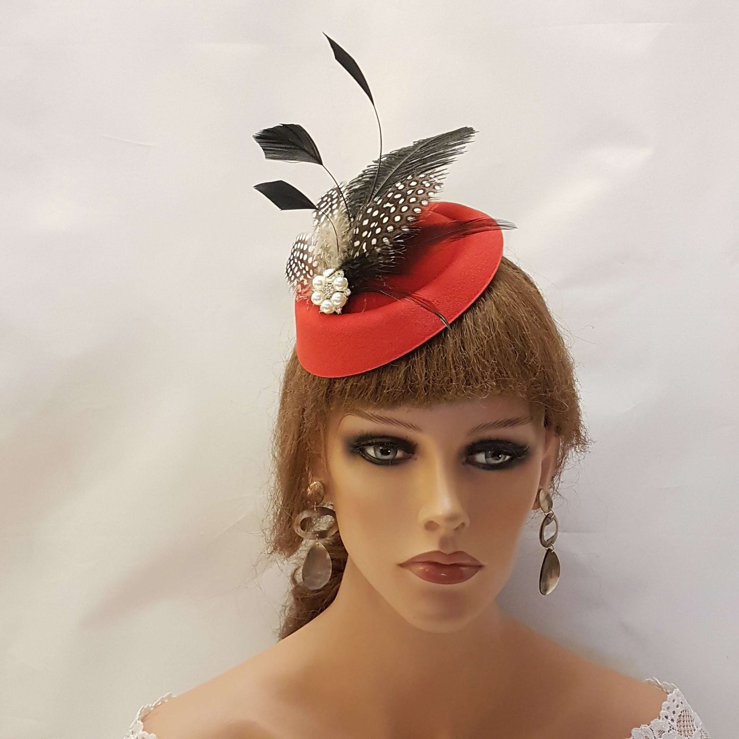 FASCINATOR CAPPELLO ROSSO, cappello fascinator anni '40 e '50 #Fascinator cappello rosso, cappello di struzzo, cappello di piume di gunia a pois, cappello da corsa, cocktail, festa delle donne, cappello Ascot