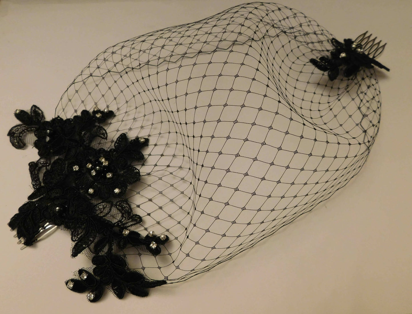 Velo gabbia per uccelli nero Velo fard Velo a fascia da 9 pollici Velo in rete francese Fascinator con motivo floreale nero Velo viso nero Velo gabbia per uccelli in rete francese nera