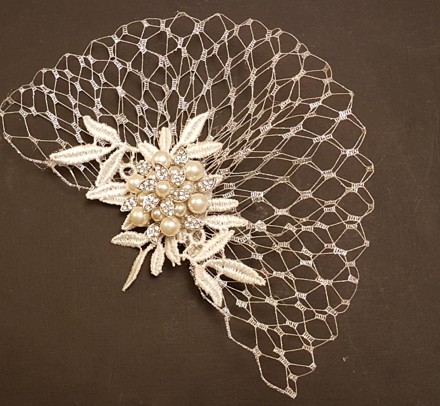 Velo a gabbia per uccelli, fard da sposa, stile anni '20, Boho Gatsby, cristallo per capelli da sposa, pettine e velo in argento metallizzato, copricapo con mini velo francese