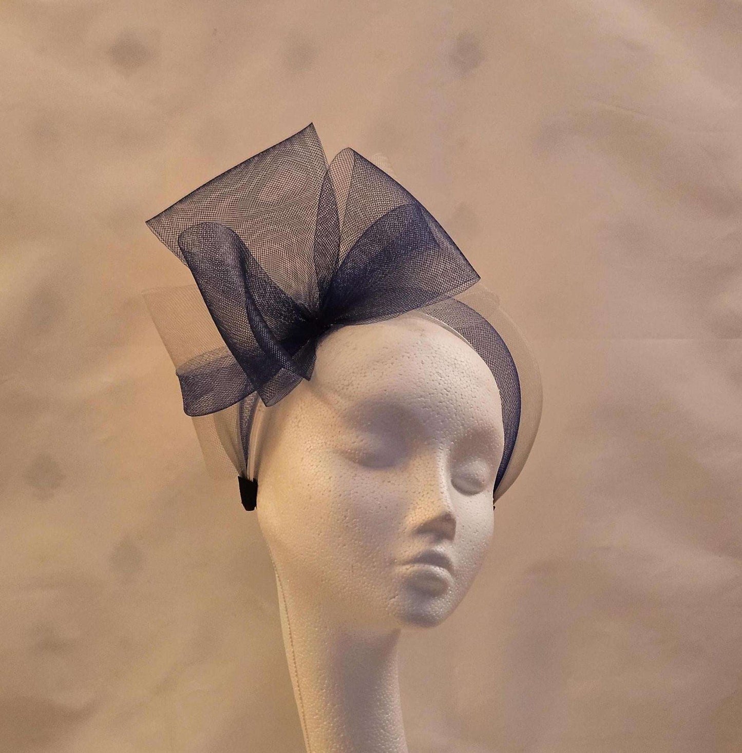 Fascinator con fascia blu navy e grigio argento, fascia con fiocco rosa - perfetta per gare o per la madre della sposa, fascia per capelli da invitata al matrimonio