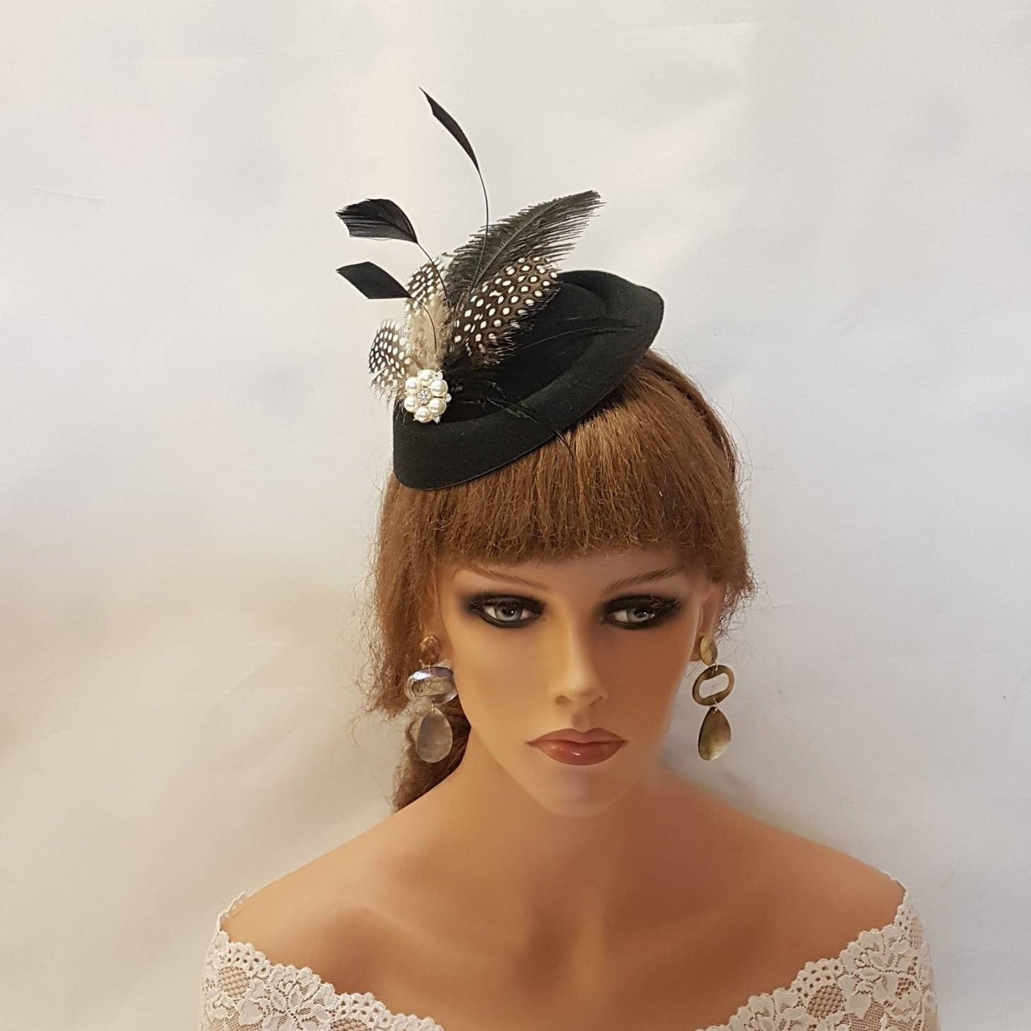 FASCINATOR CAPPELLO NERO, anni '40 e '50, cappello marrone, fascinator #Cappello nero, struzzo, cappello di piume di gunia a pois, cappello da corsa, cocktail, donna, cappello Ascot
