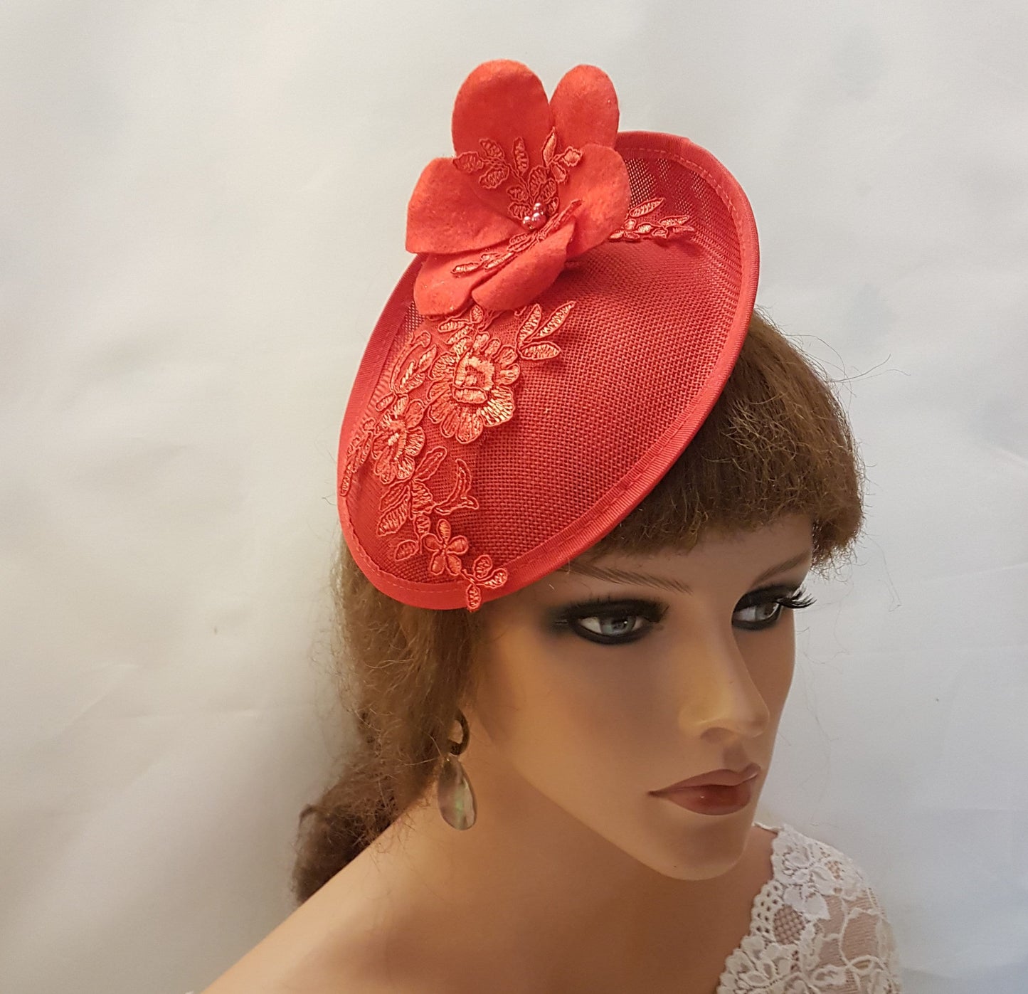 CAPPELLO ROSSO Fascinator Fascinator rosso. Fiore e motivo in feltro rosso Ascot Kentucky Derby Wedding Race Cocktail Church hat fascinator.