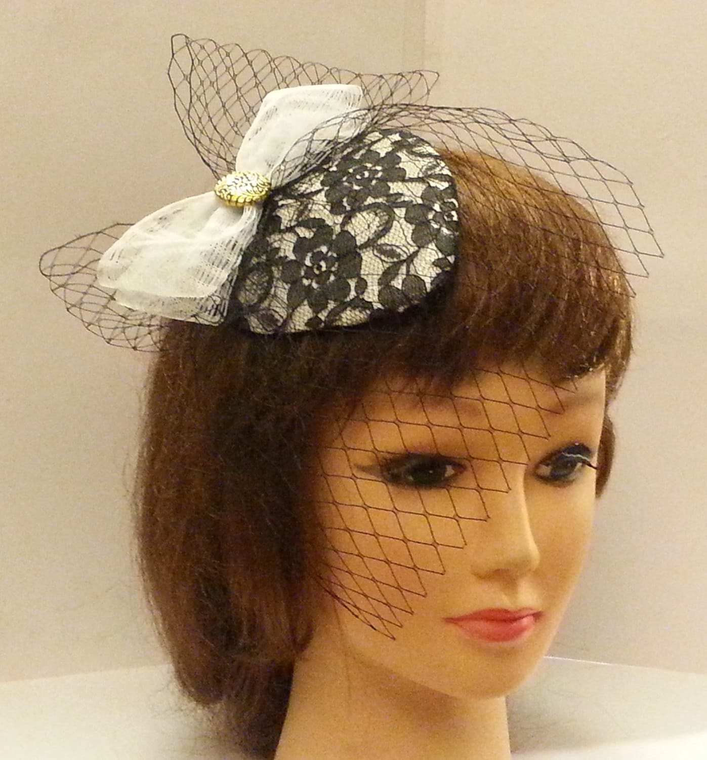 Sale! Vintage VEIL HAT 40s-50s Black & White Teardrop hat Mini birdcage veil Fascinator Antique gold centre embellishment Fascinator clip