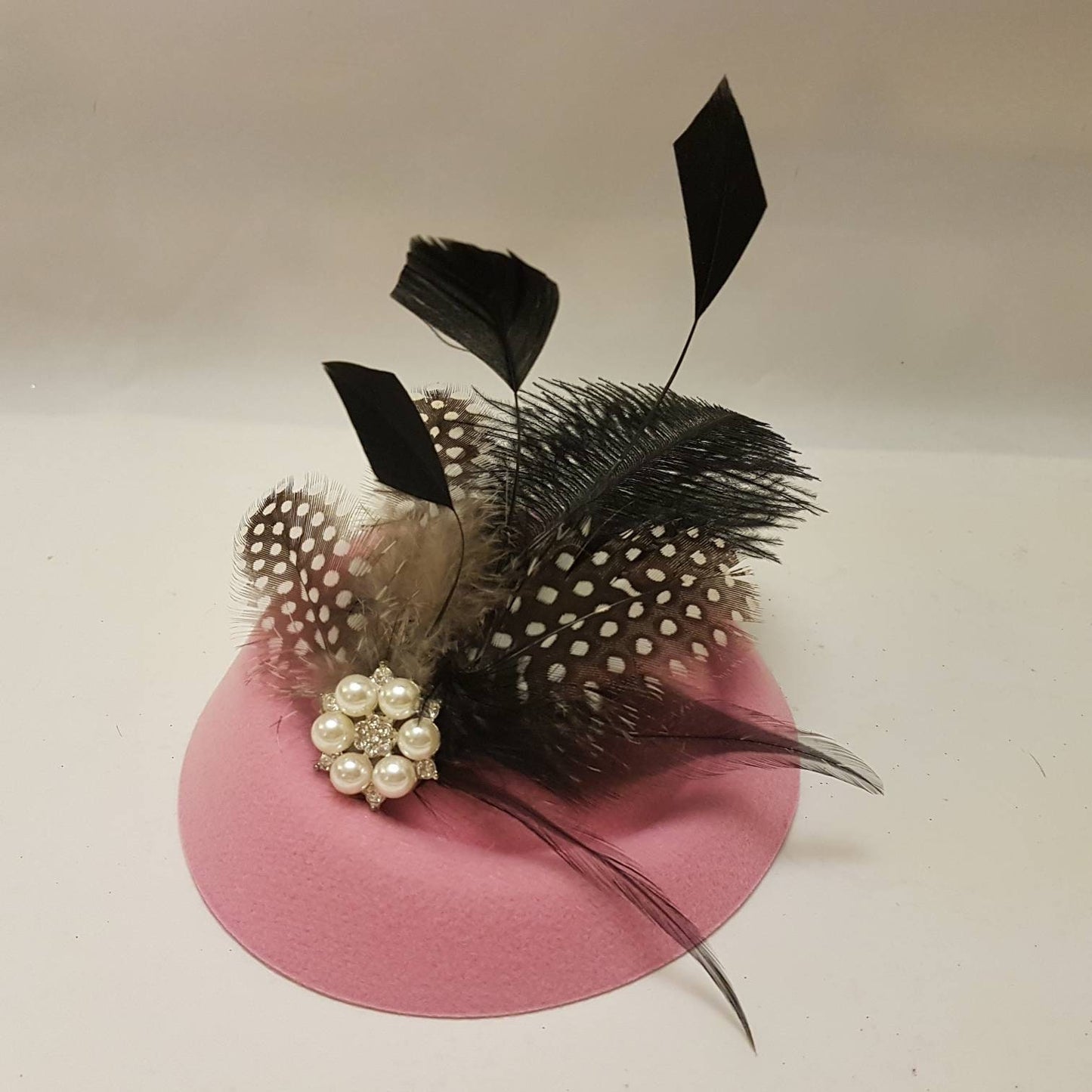 Chapeau rose Fascinator années 4050 #Chapeau rose Fascinator Plume d'autruche à pois Chapeau de course en plumes de Gunia Chapeau Ascot pour dames