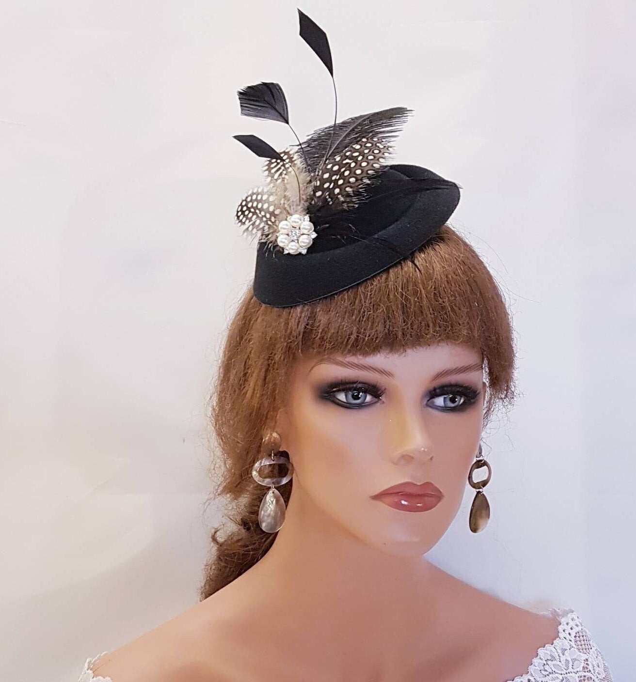 FASCINATOR CAPPELLO NERO, anni '40 e '50, cappello marrone, fascinator #Cappello nero, struzzo, cappello di piume di gunia a pois, cappello da corsa, cocktail, donna, cappello Ascot