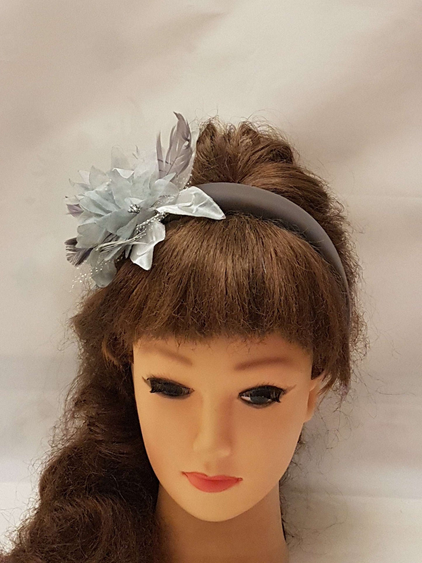 Cerchietto GRIGIO ARGENTO #Grigio Argento Piuma Fiore CAMOSCIO Imbottito Grigio Cerchietto Fascinator Copricapo Halo Imbottito Corona per Capelli Gare Matrimonio Ballo di Fine Anno