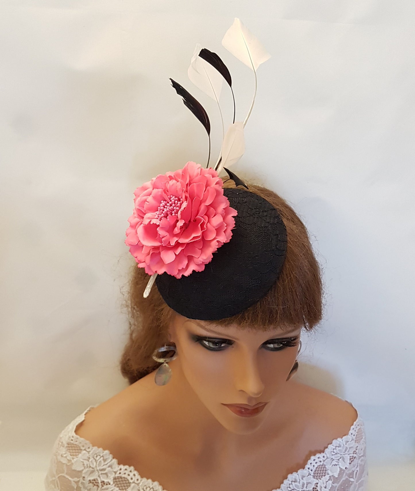 CAPPELLO NERO Fascinator Cappello in pizzo nero con fiore rosa acceso Cappello con piume nere e bianche Cerimonia nuziale Hatinator Cocktail Ascot Cappello nero
