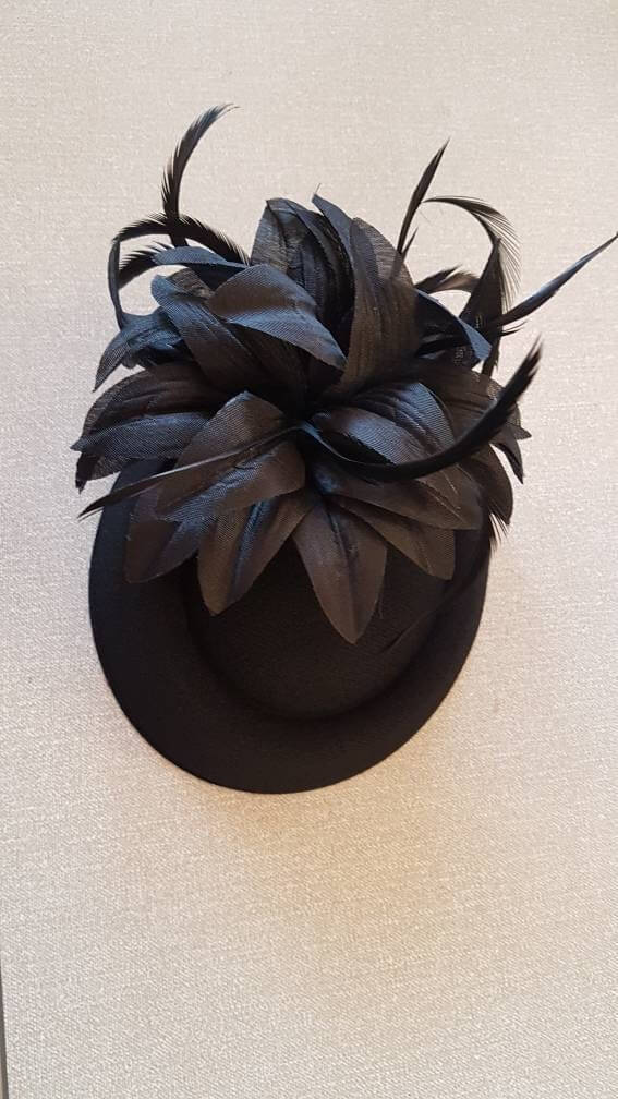 FASCINATOR NERO, #Cappello nero Fascinator Cappello di piume, Corsa, Cocktail, Festa delle donne, Cappello floreale di piume del Kentucky Derby di Ascot