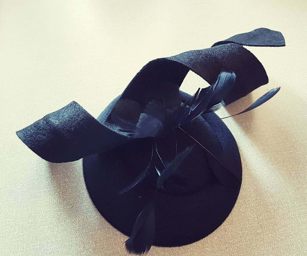 Fascinator, Fascinator cappello nero # Fascinator feltro nero con piume Kentucky derby, Fascinator cappello Ascot, Matrimonio, Corsa, Cocktail Cappello da chiesa