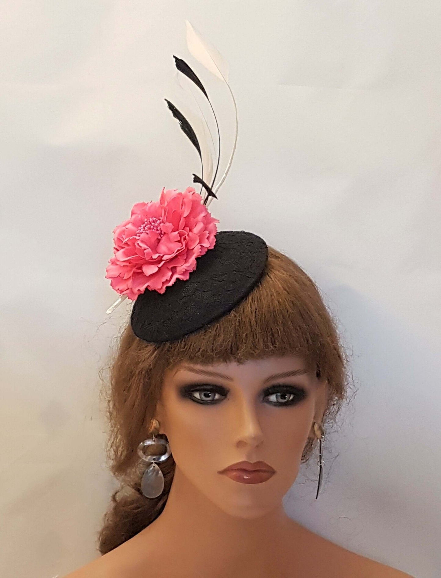 CAPPELLO NERO Fascinator Cappello in pizzo nero con fiore rosa acceso Cappello con piume nere e bianche Cerimonia nuziale Hatinator Cocktail Ascot Cappello nero
