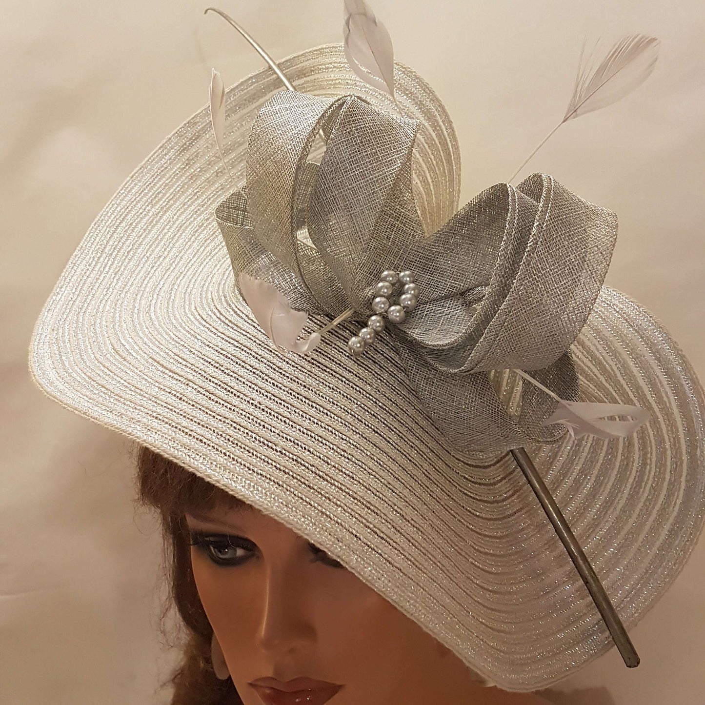 Elegante cappello largo fascinator in argento metallizzato con piume, perle, fiocco. Sofisticato copricapo da sposa, cappello per la madre della sposa, accessorio di tendenza
