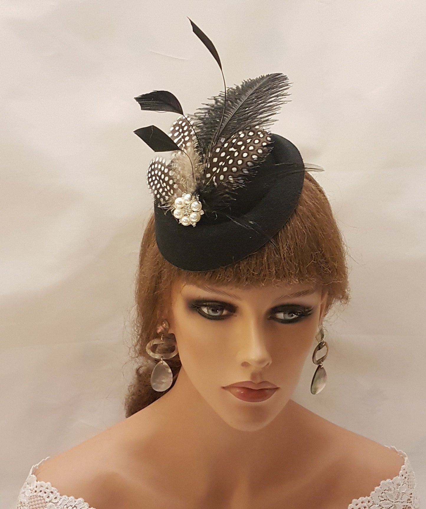FASCINATOR CAPPELLO NERO, anni '40 e '50, cappello marrone, fascinator #Cappello nero, struzzo, cappello di piume di gunia a pois, cappello da corsa, cocktail, donna, cappello Ascot