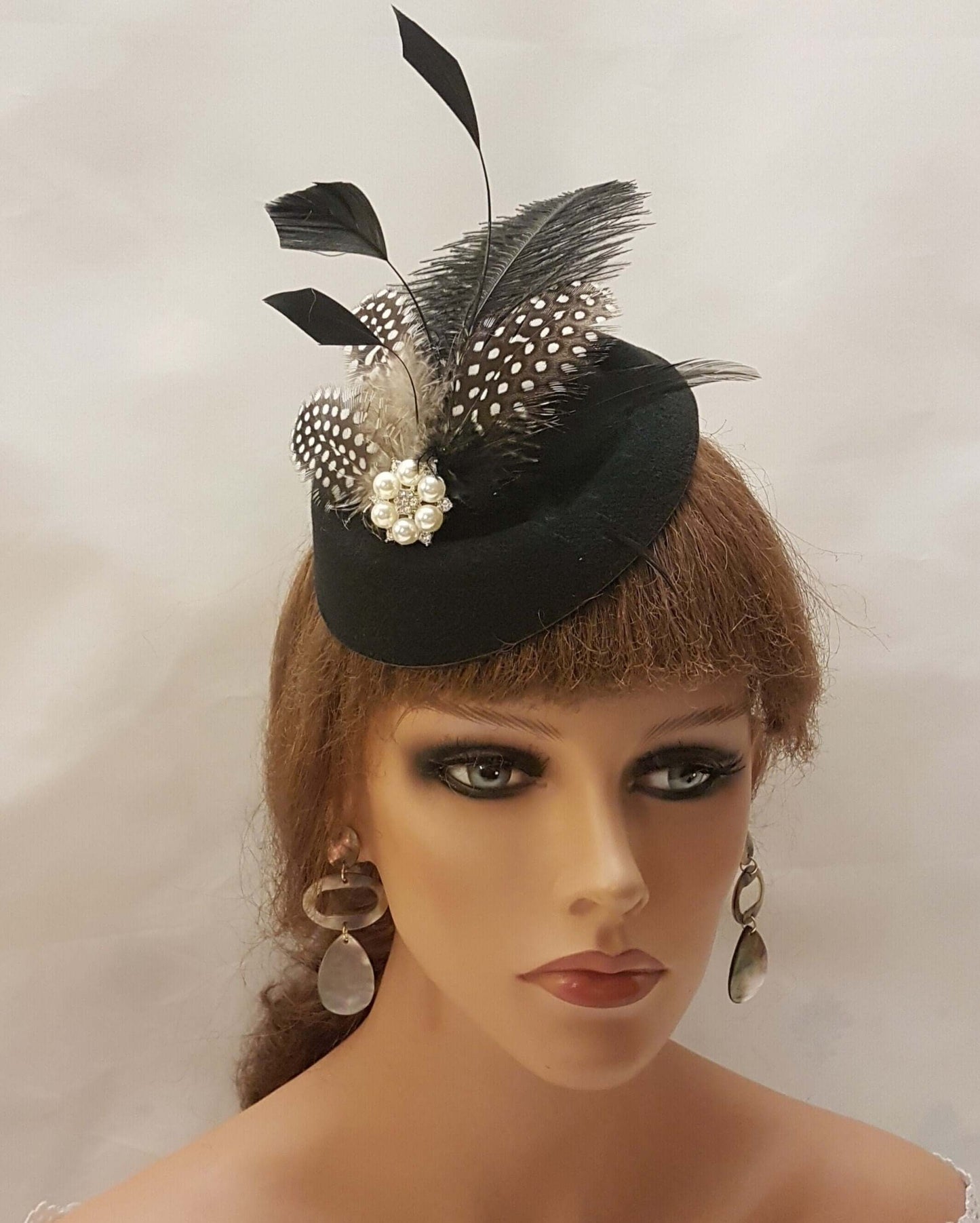 FASCINATOR CAPPELLO NERO, anni '40 e '50, cappello marrone, fascinator #Cappello nero, struzzo, cappello di piume di gunia a pois, cappello da corsa, cocktail, donna, cappello Ascot