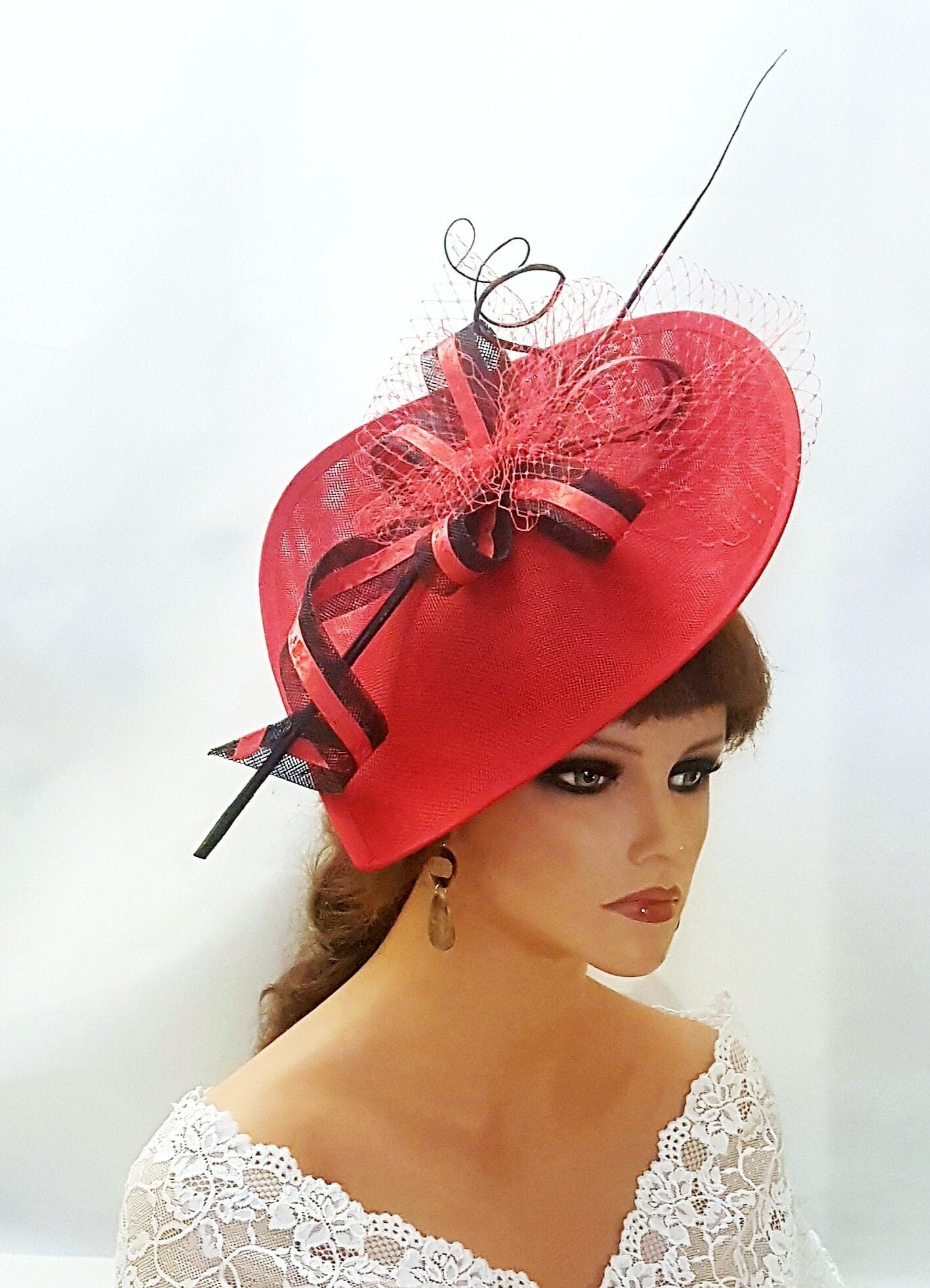 Cappello Fascinator ROSSO lungo Quil Feather French Netting accessorio per capelli Cerimonia di nozze Ascot Race cappello Madre della sposa/Sposo Cappello Fascinator