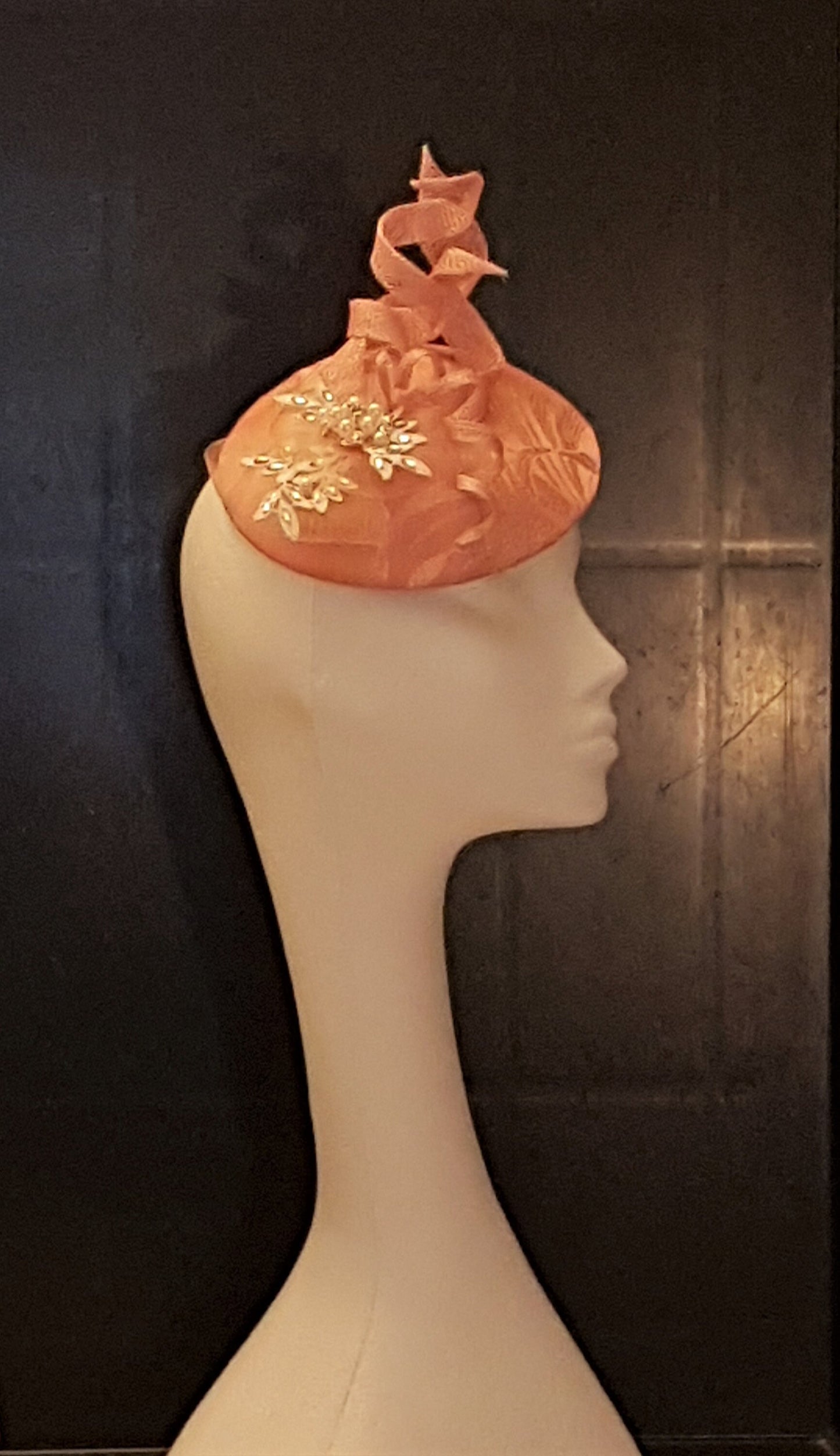 Cappello Fascinator, Cappello rosa anni '40 e '50 #Cappello rosa, Cappello da cocktail rosa pesca, Festa delle donne, Cappello Ascot, Cappello Derby rosa pesca