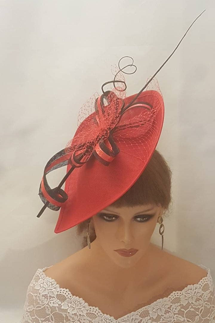 Cappello Fascinator ROSSO lungo Quil Feather French Netting accessorio per capelli Cerimonia di nozze Ascot Race cappello Madre della sposa/Sposo Cappello Fascinator