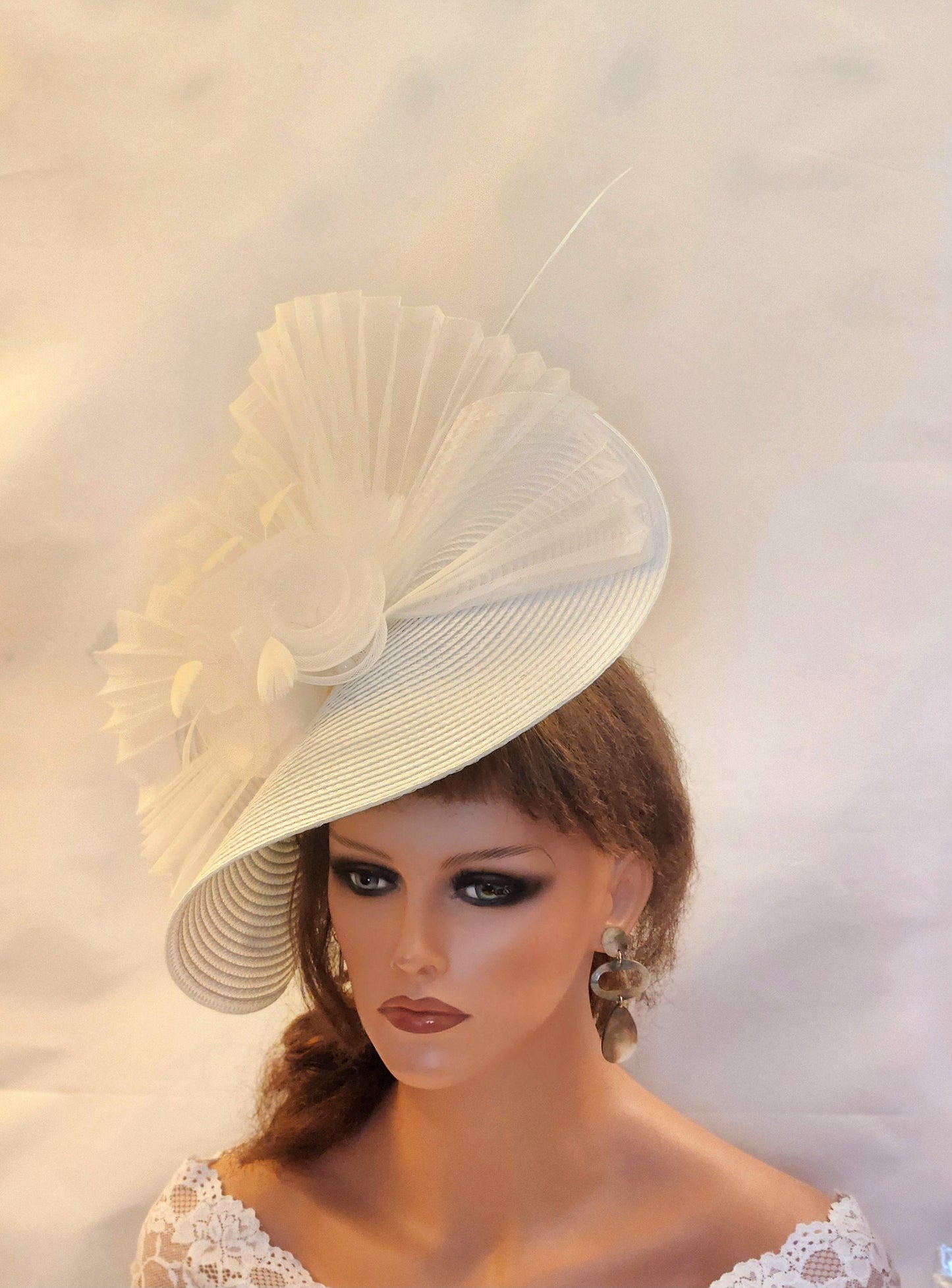 Fascinator bianco, avorio grande hatinator Quil feather Floral Church Derby Ascot Race Wedding Tea Party hat Hatinator per la madre della sposa/sposo