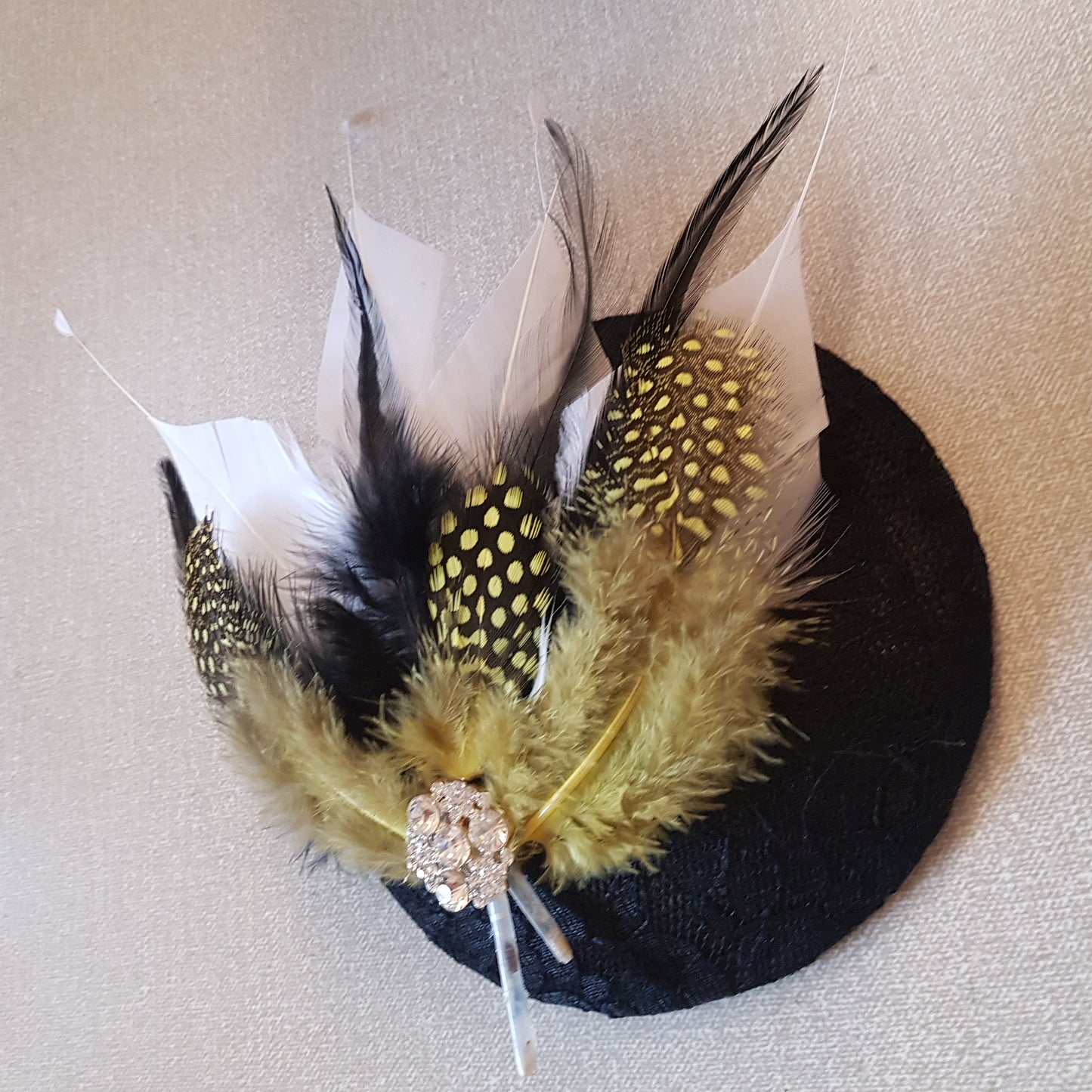 Fascinator nero Cappello in pizzo nero Cappello senape Oro Nero Bianco Cappello con piume Chiesa Ascot Matrimonio TeaParty Corsa Cappello da cocktail Fascinator NERO
