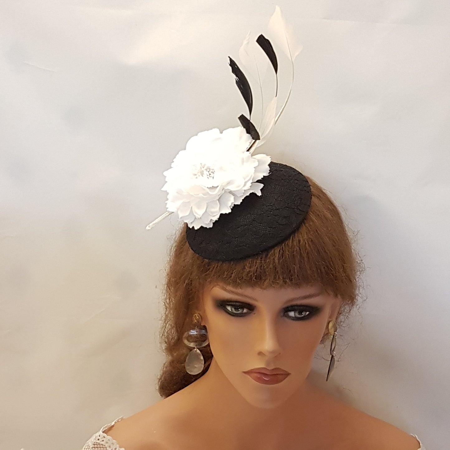 CAPPELLO BIANCO e NERO Fascinator Cappello in pizzo nero Cappello con fiori bianchi con piume bianche e nere Cappello da cerimonia per matrimonio, cocktail Ascot