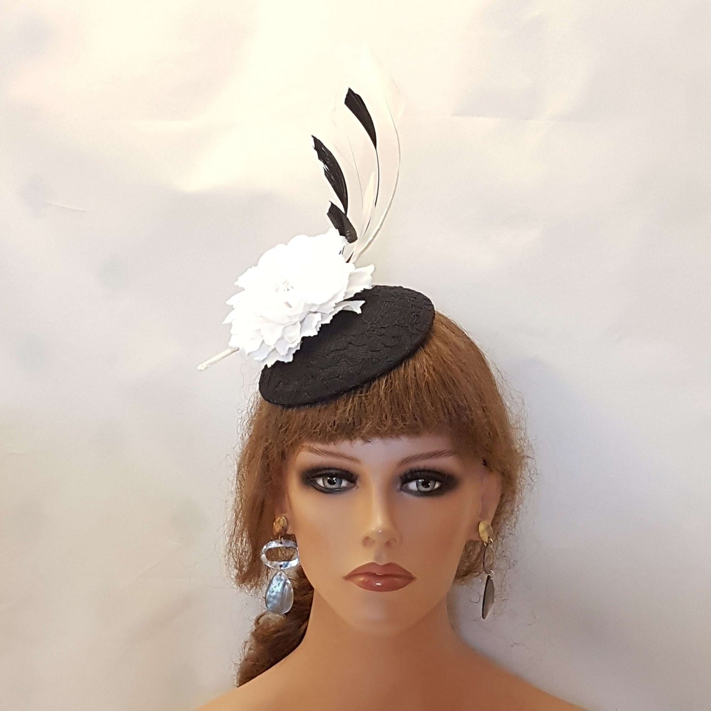 CAPPELLO BIANCO e NERO Fascinator Cappello in pizzo nero Cappello con fiori bianchi con piume bianche e nere Cappello da cerimonia per matrimonio, cocktail Ascot