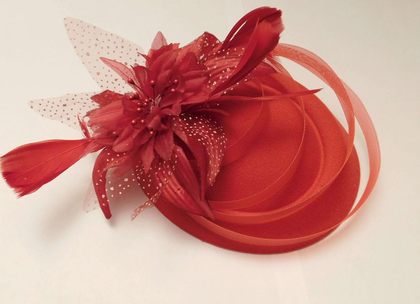 FASCINATOR ROSSO, cappello ROSSO anni '40 e '50, fascinator #Cappello con piume rosse, cappello da corsa, cocktail, festa delle donne, cappello Ascot, cappello con fiori di piume rosse