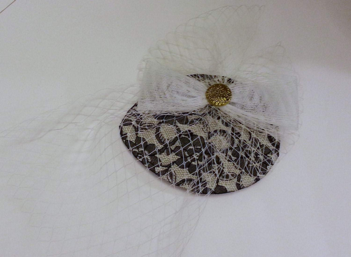 Sale! Vintage VEIL HAT 40s-50s Black & White Teardrop hat Mini birdcage veil Fascinator Antique gold centre embellishment Fascinator clip