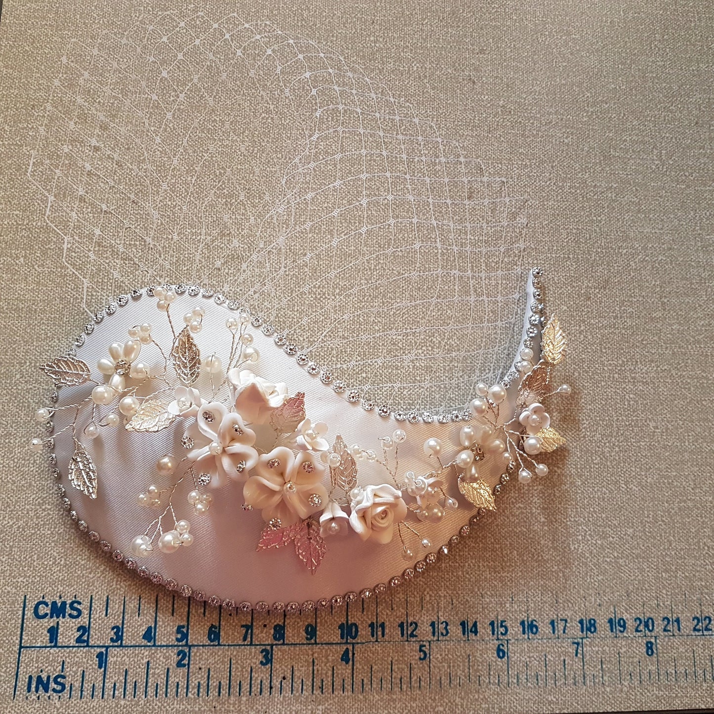 Cappello fascinator con velo a gabbia per uccelli bianco avorio - ELEGANCEFASCINATOR