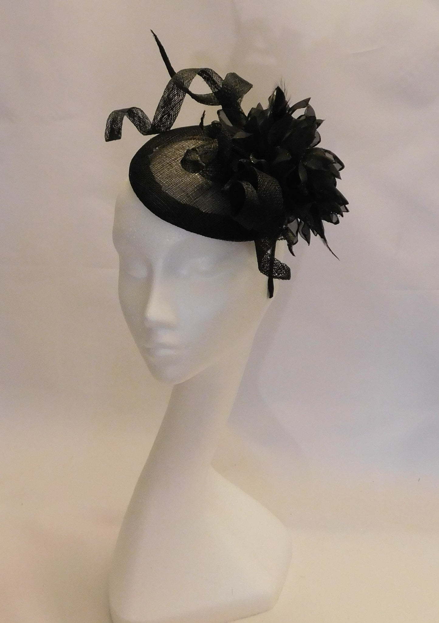 CAPPELLO FASCINATOR Cappello Sinamay con fiori neri Cappello da sposa Chiesa Fascinator Cappello da ballo Ascot Cocktail da corsa Cappello da sposa Piuma nera