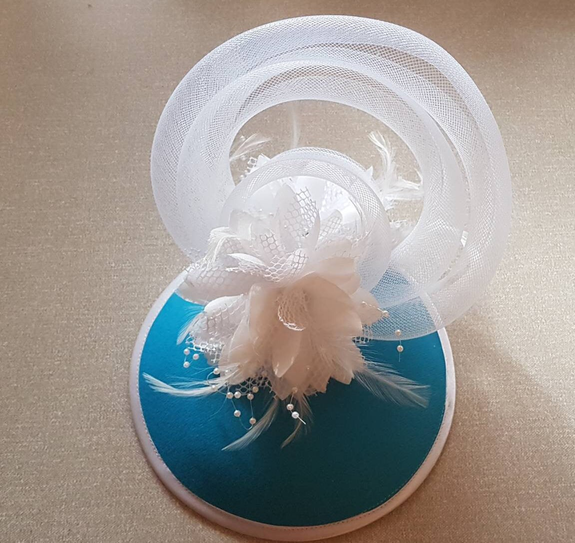 FASCINATOR, cappello blu anni '40 e '50, cappello blu e bianco, cappello da sposa, da corsa, da cocktail, cappello Ascot, cappello con piume, cappello con fiori