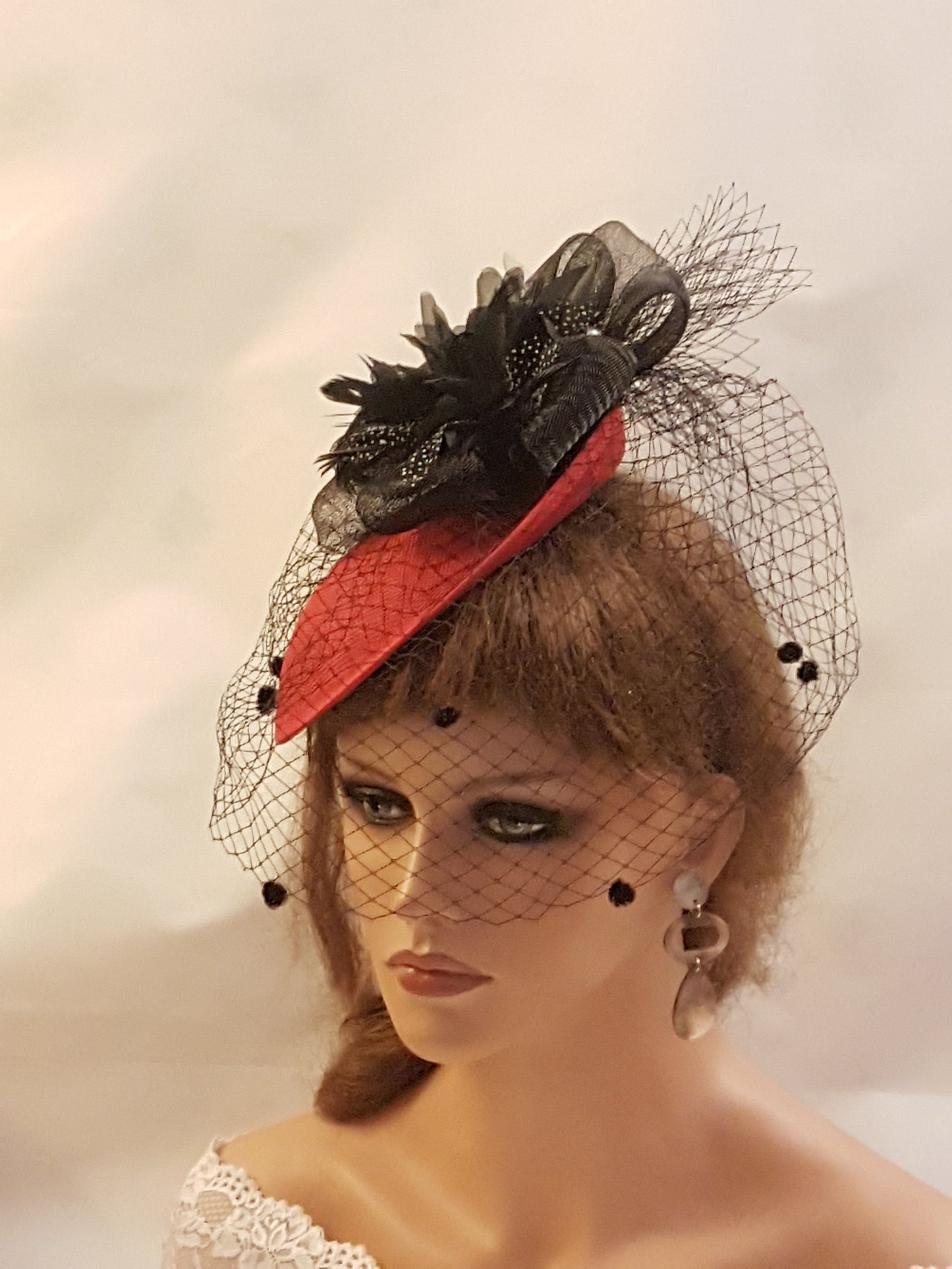 GRIGIO ROSSO BIANCO Cappello a piattino Fascinator Anni '40-'50 Velo nero Fascinator Fascinator con piume Gara Cerimonia Cocktail Signore Ascot Festa hatinator