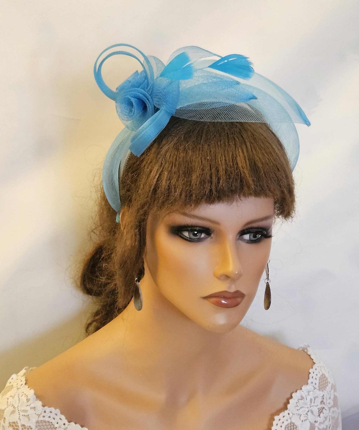 FASCINATOR FASCIA PER TESTA BLU per matrimonio, gare, Tea Party e occasioni speciali. Invitato al matrimonio, copricapo per la madre della sposa. Fascia multicolore moderna