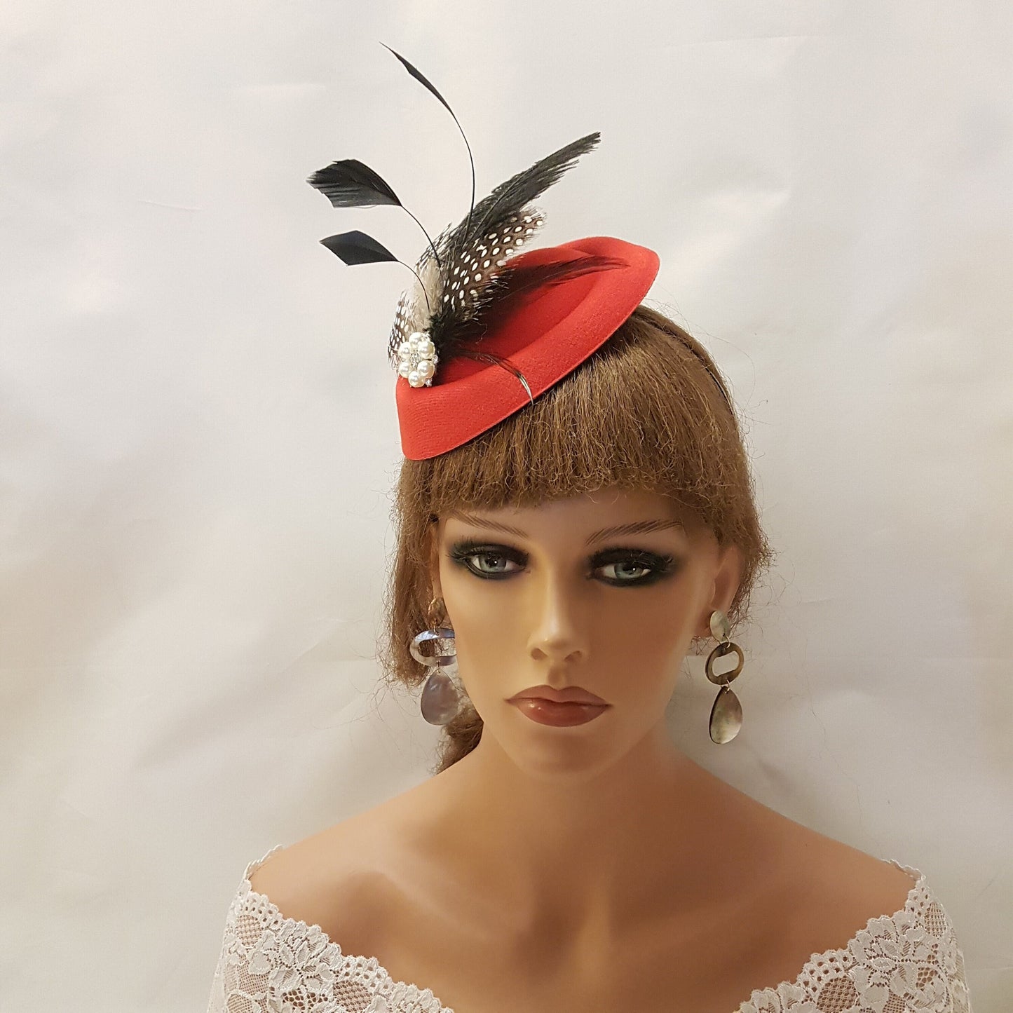 FASCINATOR CAPPELLO ROSSO, cappello fascinator anni '40 e '50 #Fascinator cappello rosso, cappello di struzzo, cappello di piume di gunia a pois, cappello da corsa, cocktail, festa delle donne, cappello Ascot
