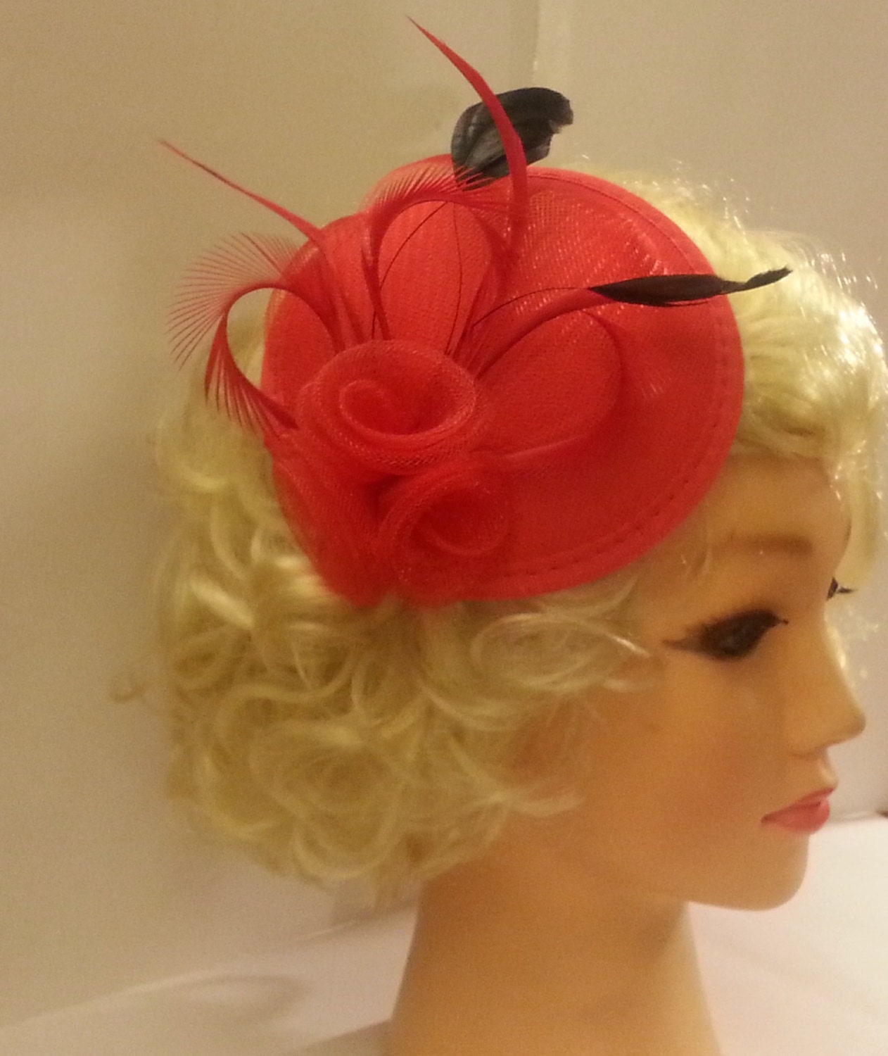 Fascinator, Cappello con piume, Cappello anni '40 e '50, Cappello rosso, Fascinator da corsa, Cappello da cocktail, Cappello da ballo, Cappello Ascot rosso, Fascinator con piume rosse