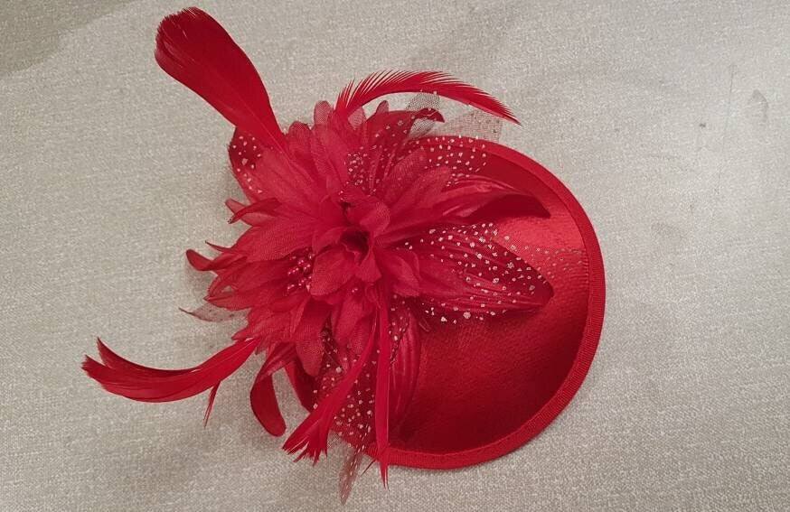Cappello rosso Fascinator. Matrimonio, Cappello da giorno da donna, Cappello Royal Ascot, Matrimonio, Cappello da cocktail, Cappello con fascia per matrimonio da donna, Cappello da cocktail da donna