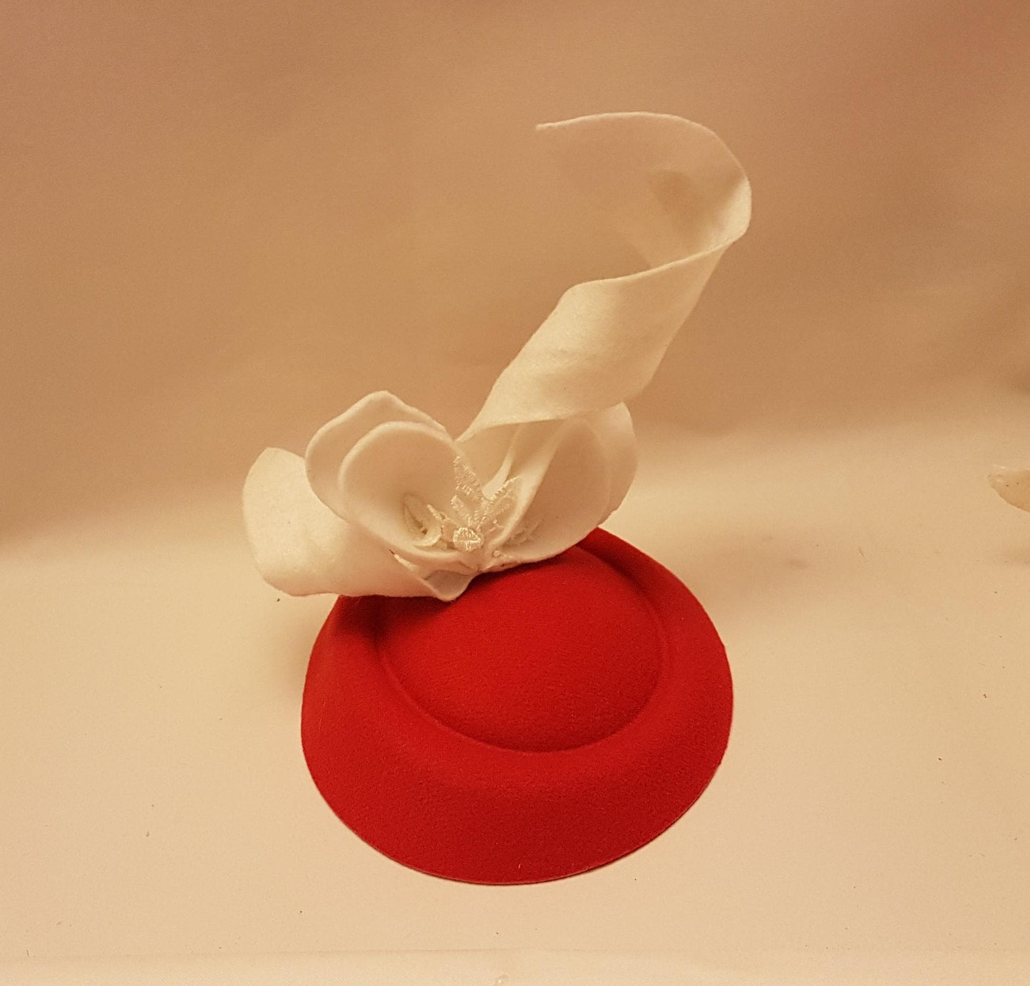 Fascinator Hat Red & White Handcrafted Formal Headwear Sculpted Decoration Perfect for Weddings Races,and Special Occasions Hair accessory