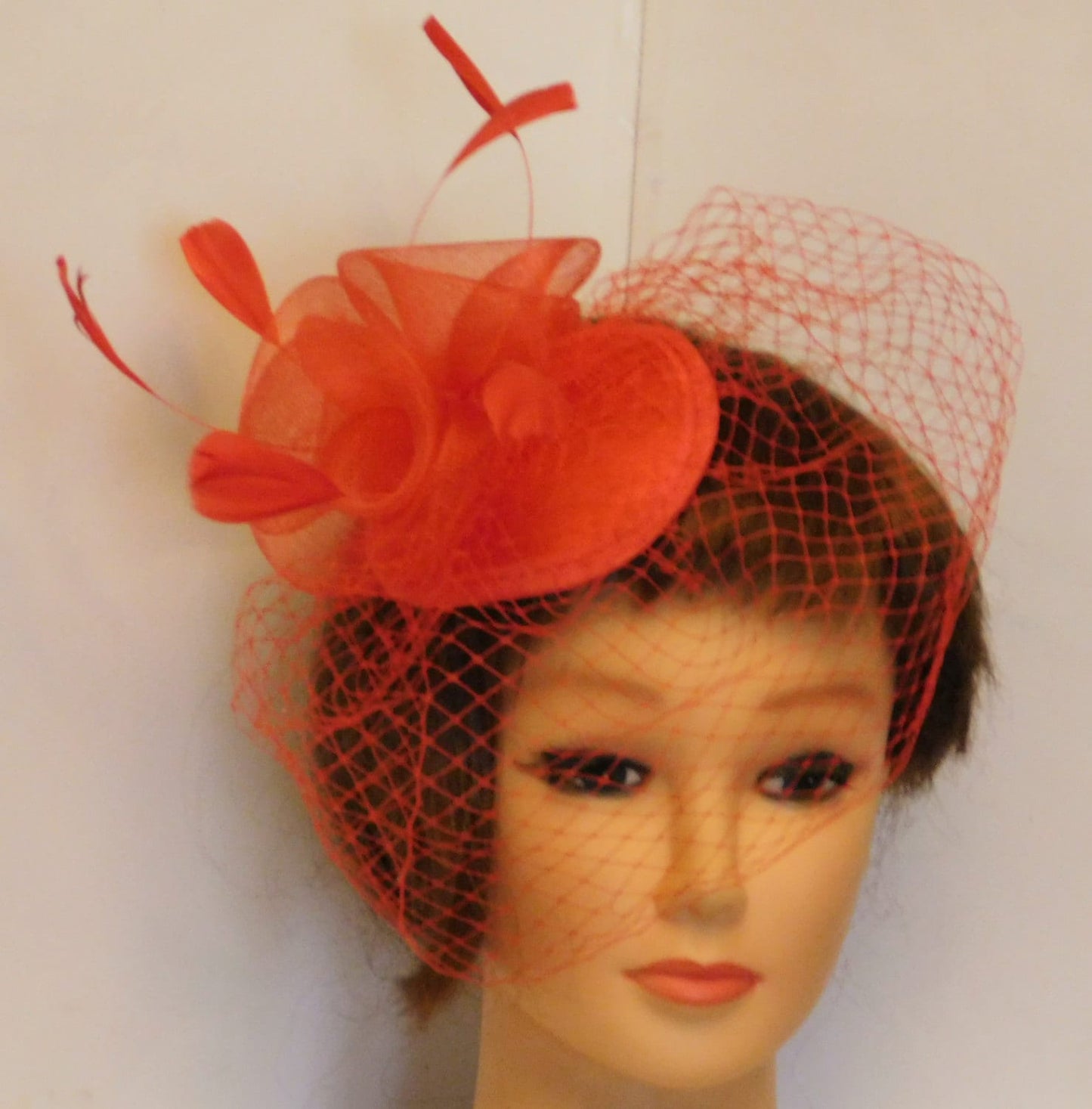 Cappello con velo a gabbia per uccelli rosso, cappello da sposa, cappello da corsa, cappello Royal Ascot, cappello a goccia di Natale, cappello da cocktail con velo a gabbia per uccelli e piume