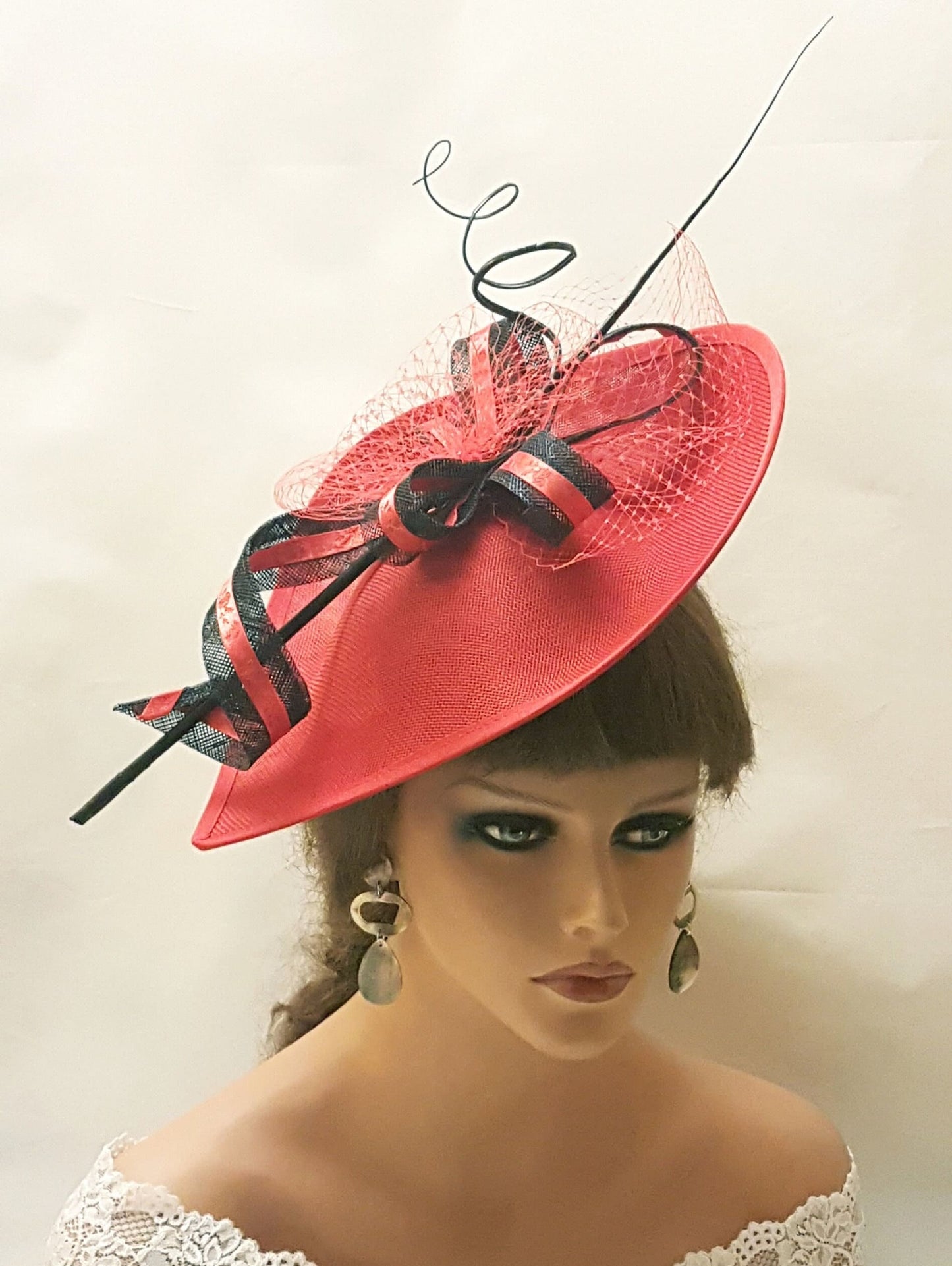 Cappello Fascinator ROSSO lungo Quil Feather French Netting accessorio per capelli Cerimonia di nozze Ascot Race cappello Madre della sposa/Sposo Cappello Fascinator