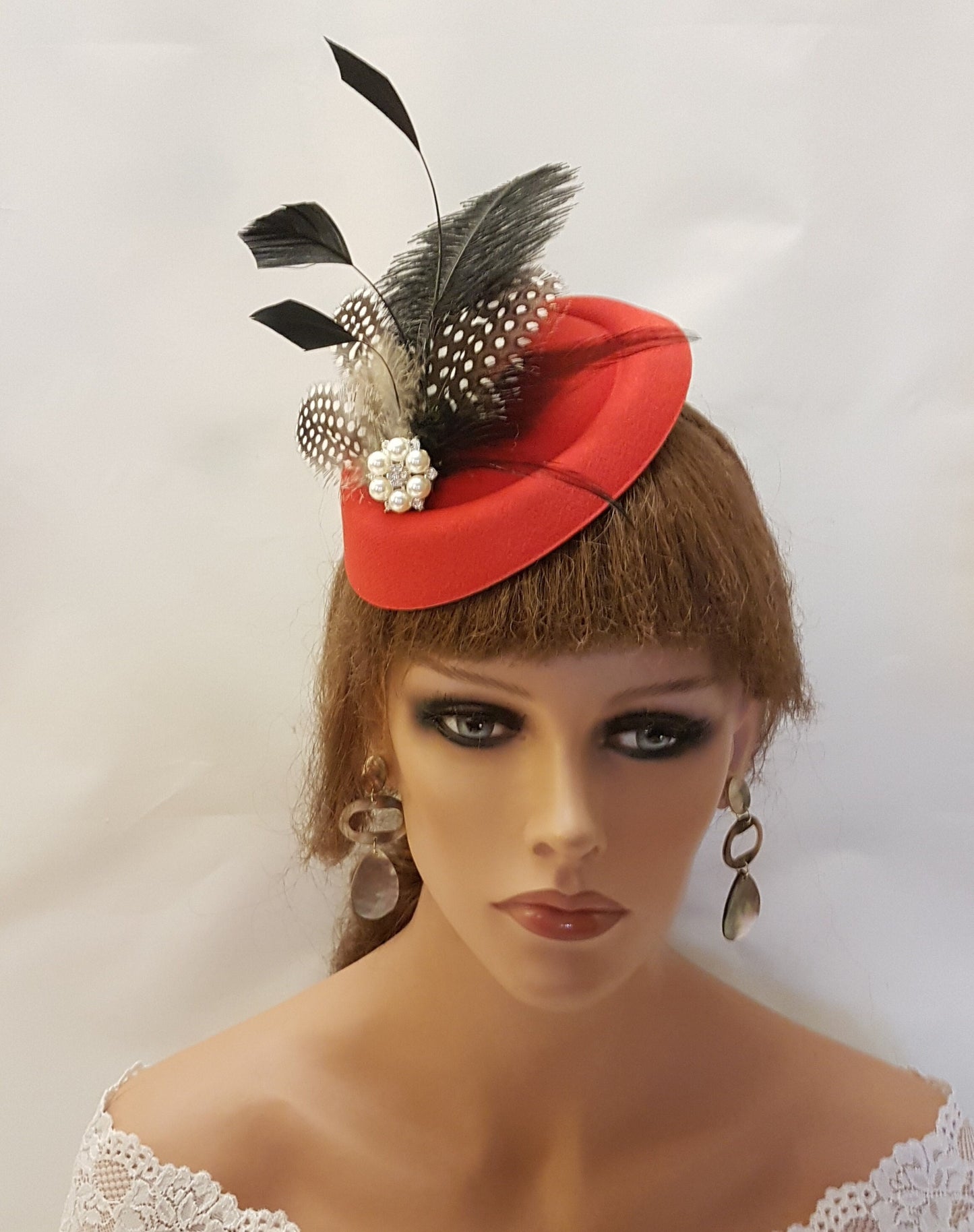 FASCINATOR CAPPELLO ROSSO, cappello fascinator anni '40 e '50 #Fascinator cappello rosso, cappello di struzzo, cappello di piume di gunia a pois, cappello da corsa, cocktail, festa delle donne, cappello Ascot