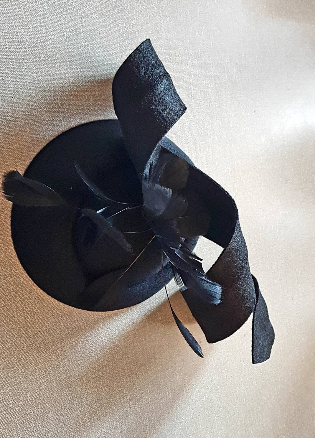 Fascinator, Fascinator cappello nero # Fascinator feltro nero con piume Kentucky derby, Fascinator cappello Ascot, Matrimonio, Corsa, Cocktail Cappello da chiesa