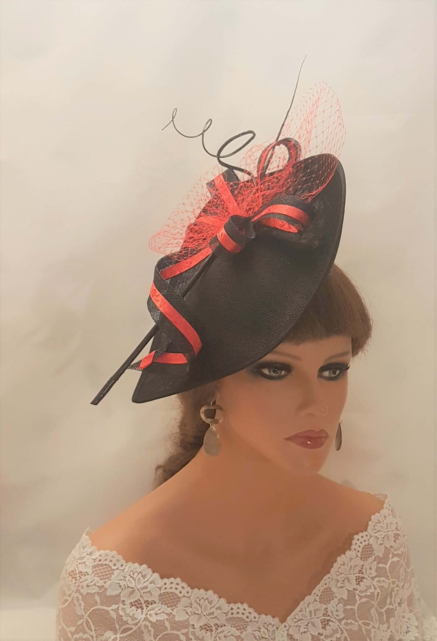 Chapeau noir et rouge Fascinator Grand chapeau Quill Feather Filet détail Mariage Cérémonie Hatinator Cocktail Royal Ascot Race Hat Fascinator