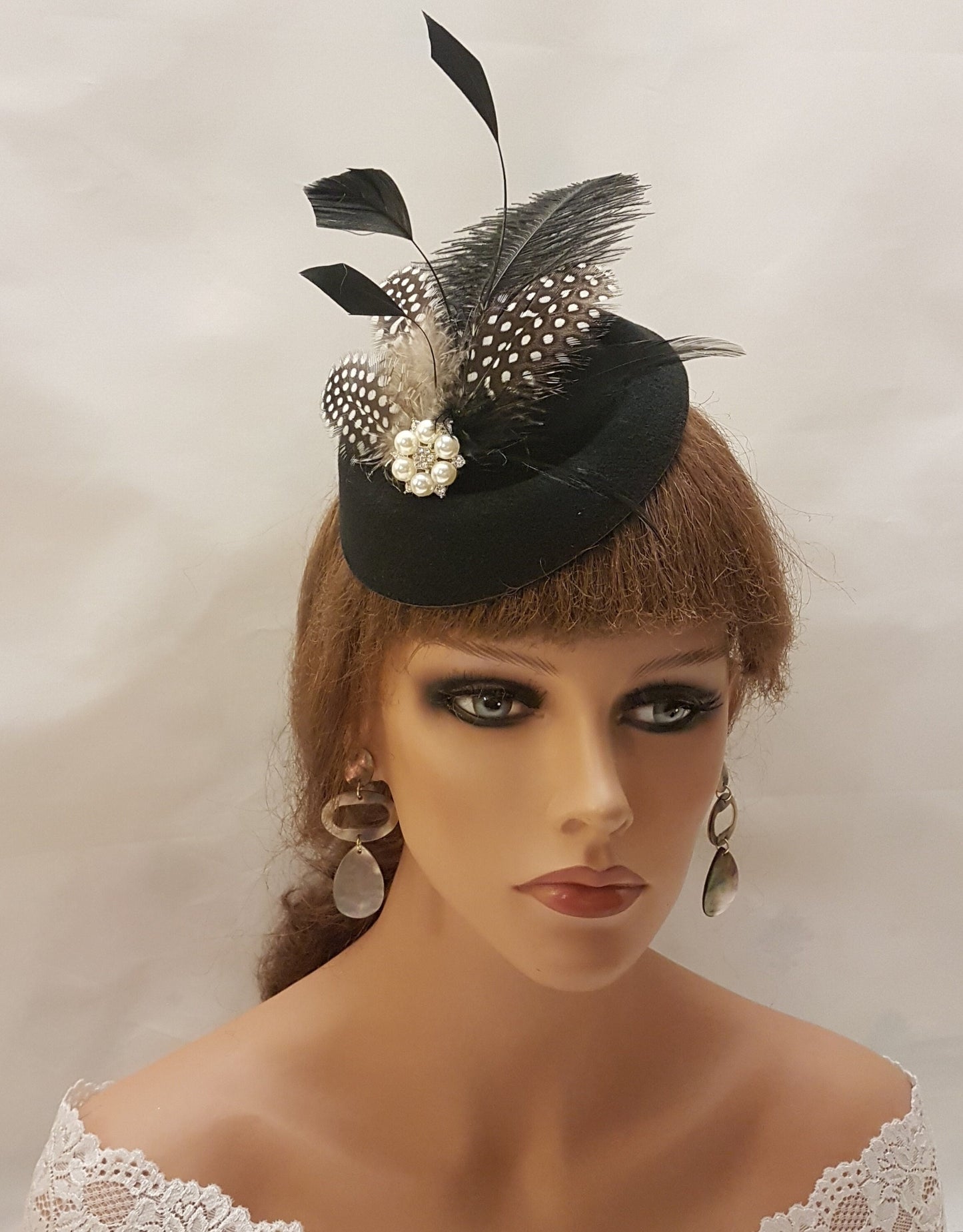 FASCINATOR CAPPELLO NERO, anni '40 e '50, cappello marrone, fascinator #Cappello nero, struzzo, cappello di piume di gunia a pois, cappello da corsa, cocktail, donna, cappello Ascot