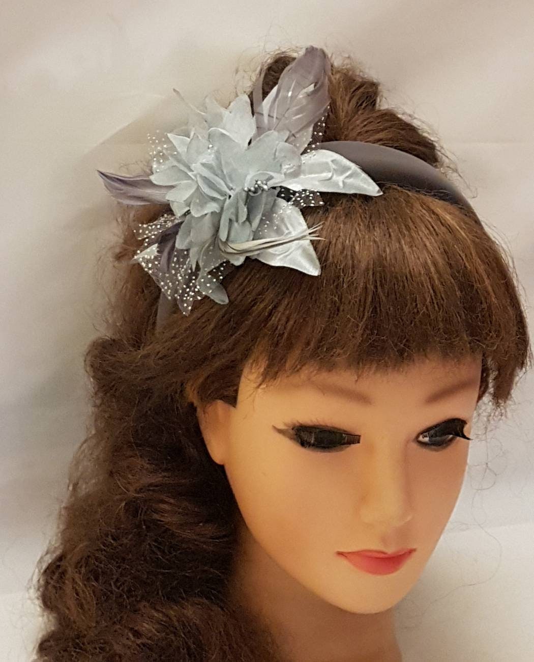 Fascia imbottita grigio argento con fiore di piume Fascia imbottita in pelle scamosciata Fascinator Copricapo Halo Corona per capelli imbottita Gare Matrimonio Ballo di fine anno