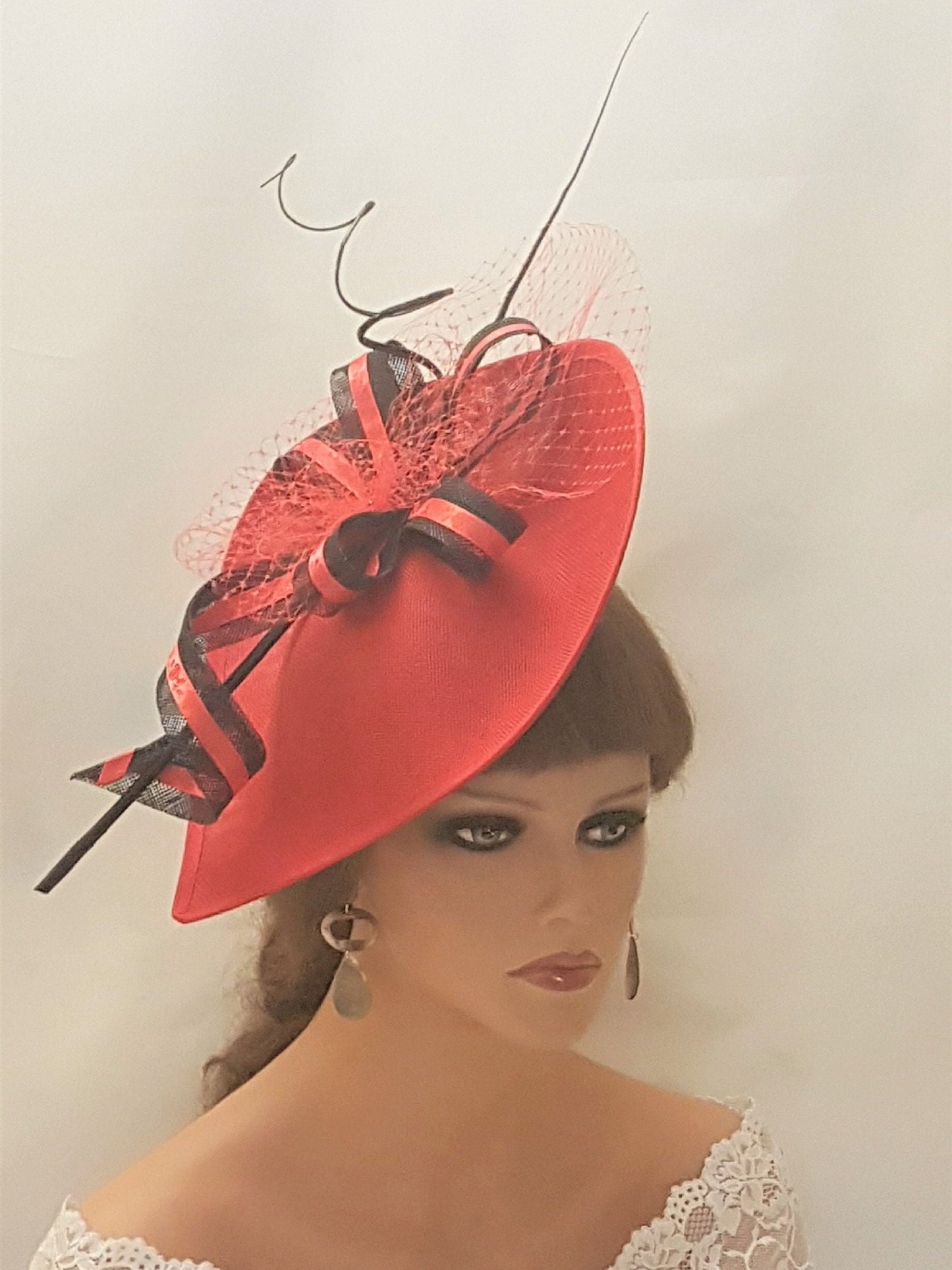 Cappello Fascinator ROSSO lungo Quil Feather French Netting accessorio per capelli Cerimonia di nozze Ascot Race cappello Madre della sposa/Sposo Cappello Fascinator